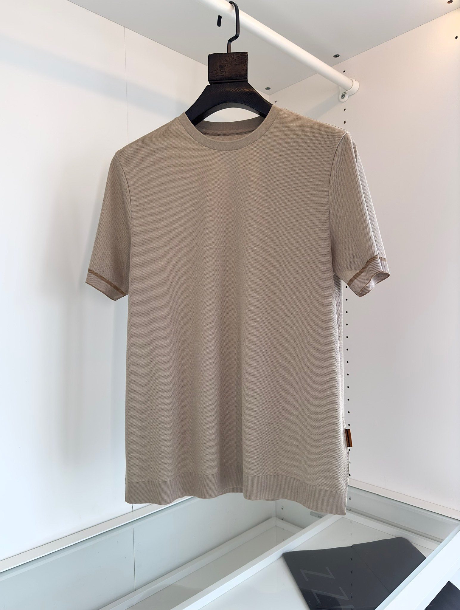 The 2024 new short-sleeved T-shirt is handsome and fashionable. It is a simple and versatile style. The fabric is cotton. It is not only stiff, maintaining the trendy silhouette, but also comfortable to wear. The yarn is finer.