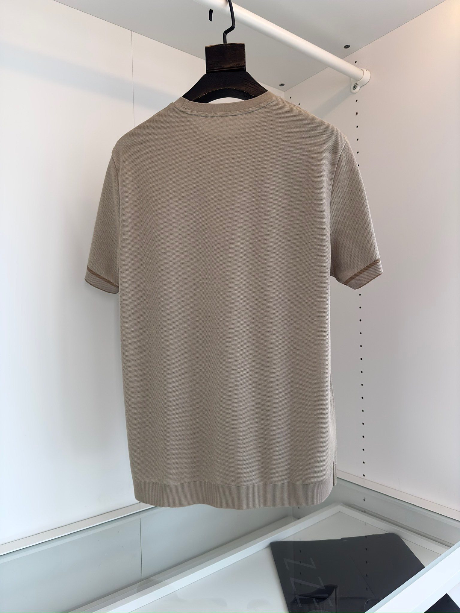 The 2024 new short-sleeved T-shirt is handsome and fashionable. It is a simple and versatile style. The fabric is cotton. It is not only stiff, maintaining the trendy silhouette, but also comfortable to wear. The yarn is finer.