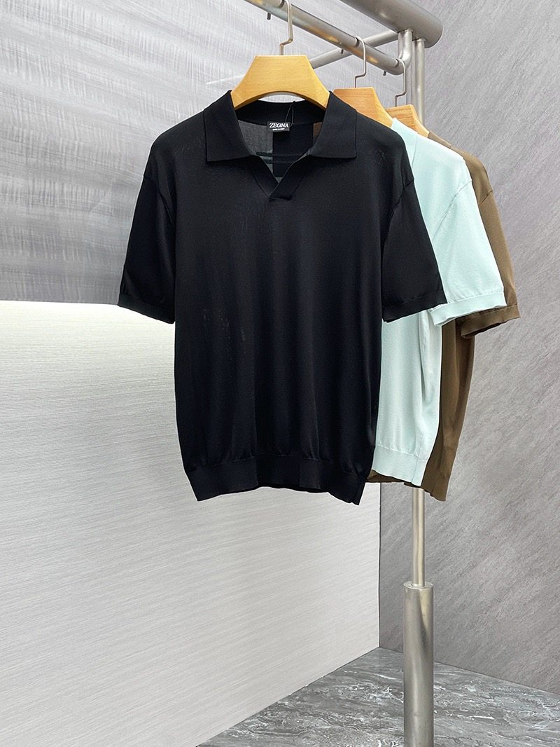 24 Autumn and Winter New Products for Men's Short Sleeves. Fashionable and exquisite V-neck design! High-end custom-made versatile style that anyone can easily handle. Adopts high-grade top custom-made knitted fabric! Luxurious and classic element design, very classy 👍 Those who know the goods must get it!