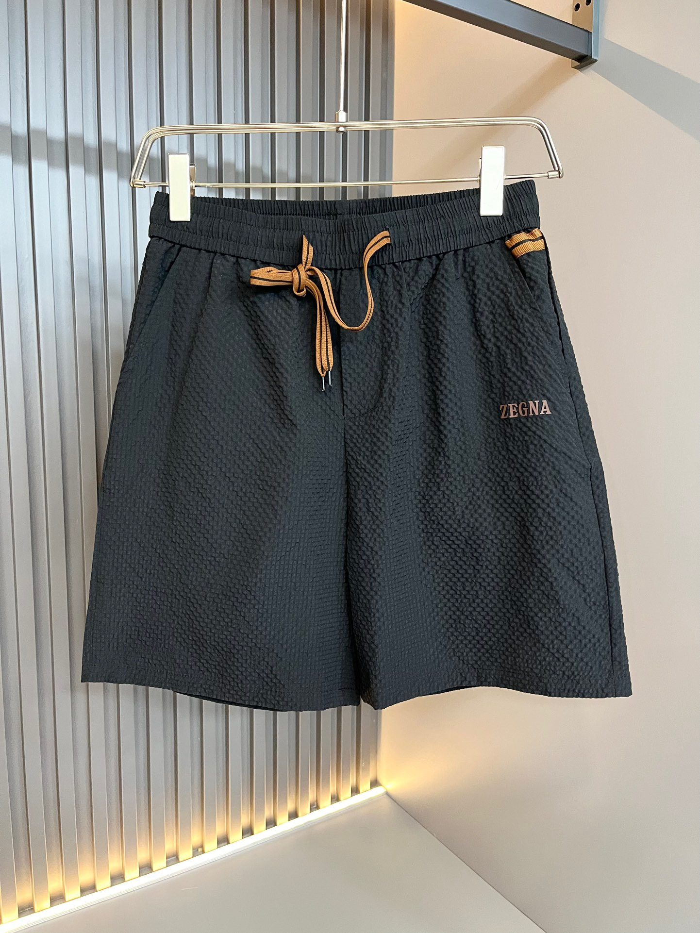 Spring and summer new men's short-sleeved and short pants set. The texture is warm. The touch is soft and delicate, but the shape is upright and stylish! The logo design with pressure glue on the garment! The details are extremely luxurious... Perfectly presenting high-quality appearance.