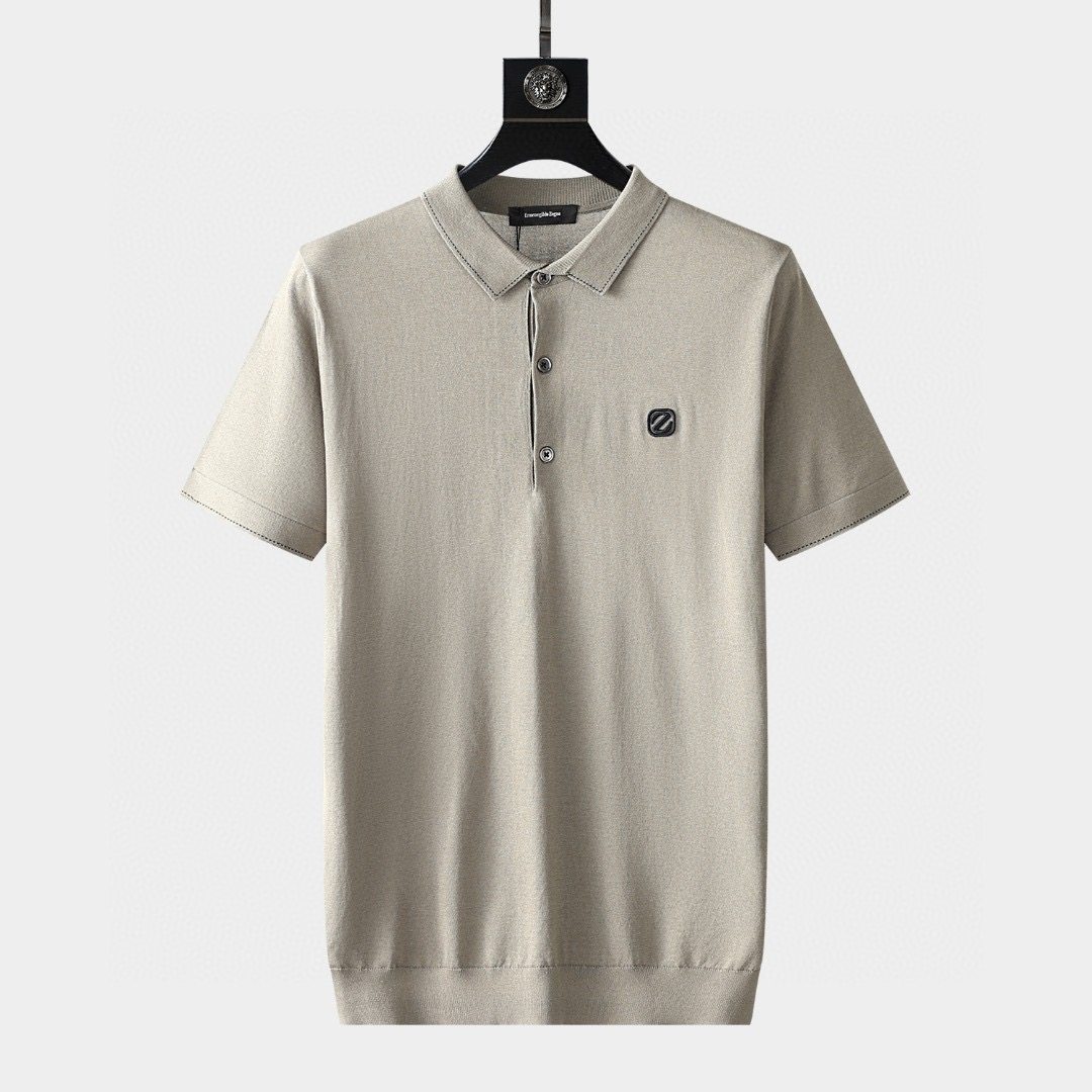 Elastic knitted polo shirt, infused with new ideas, highlighting Zegna's pursuit of excellence in details. Outlining the slim fit version, the knitted collar adds a finishing touch, making this short-sleeved polo shirt more brand-style.