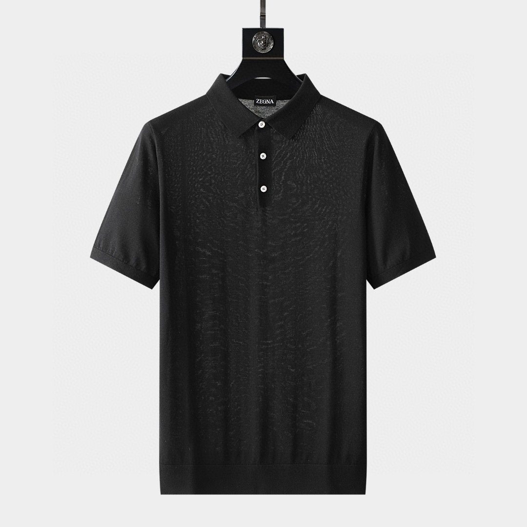 Elastic knitted polo shirt, infused with new ideas, highlighting Zegna's pursuit of excellence in details. Outlining the slim fit version, the knitted collar adds a finishing touch, making this short-sleeved polo shirt more brand-style.