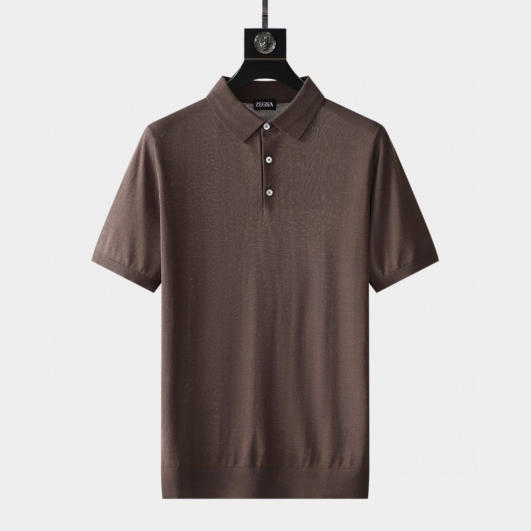 Elastic knitted polo shirt, infused with new ideas, highlighting Zegna's pursuit of excellence in details. Outlining the slim fit version, the knitted collar adds a finishing touch, making this short-sleeved polo shirt more brand-style.