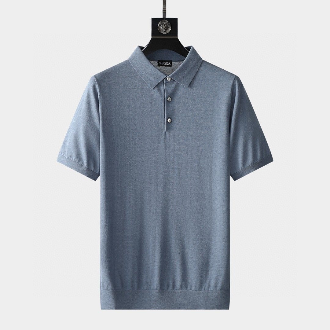 Elastic knitted polo shirt, infused with new ideas, highlighting Zegna's pursuit of excellence in details. Outlining the slim fit version, the knitted collar adds a finishing touch, making this short-sleeved polo shirt more brand-style.