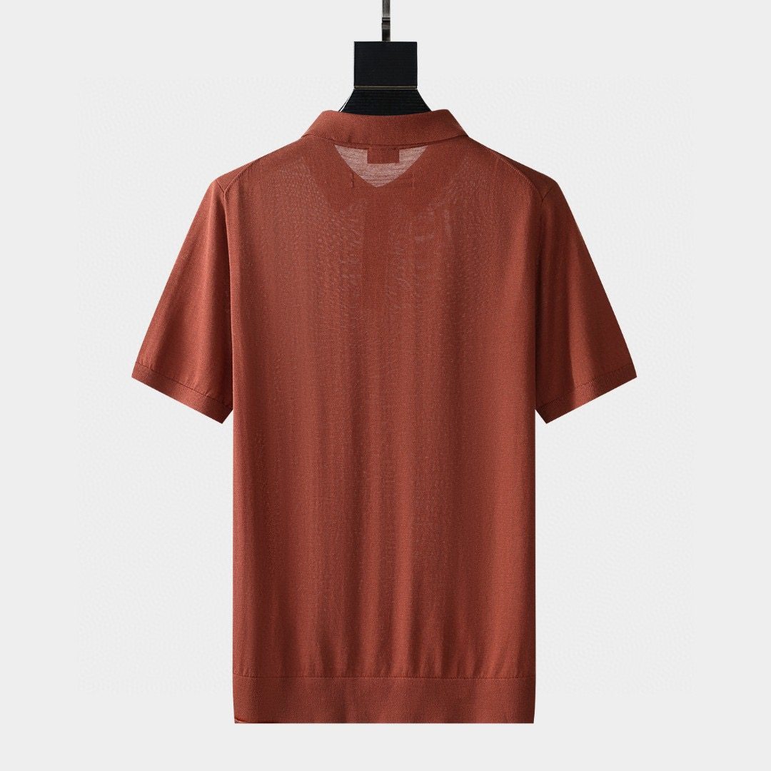 Elastic knitted polo shirt, infused with new ideas, highlighting Zegna's pursuit of excellence in details. Outlining the slim fit version, the knitted collar adds a finishing touch, making this short-sleeved polo shirt more brand-style.