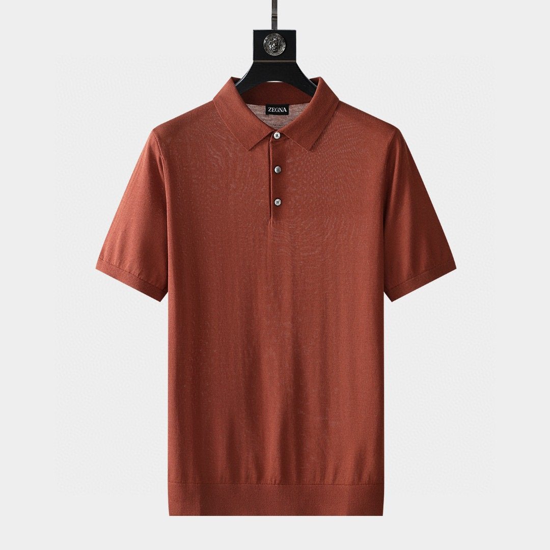 Elastic knitted polo shirt, infused with new ideas, highlighting Zegna's pursuit of excellence in details. Outlining the slim fit version, the knitted collar adds a finishing touch, making this short-sleeved polo shirt more brand-style.