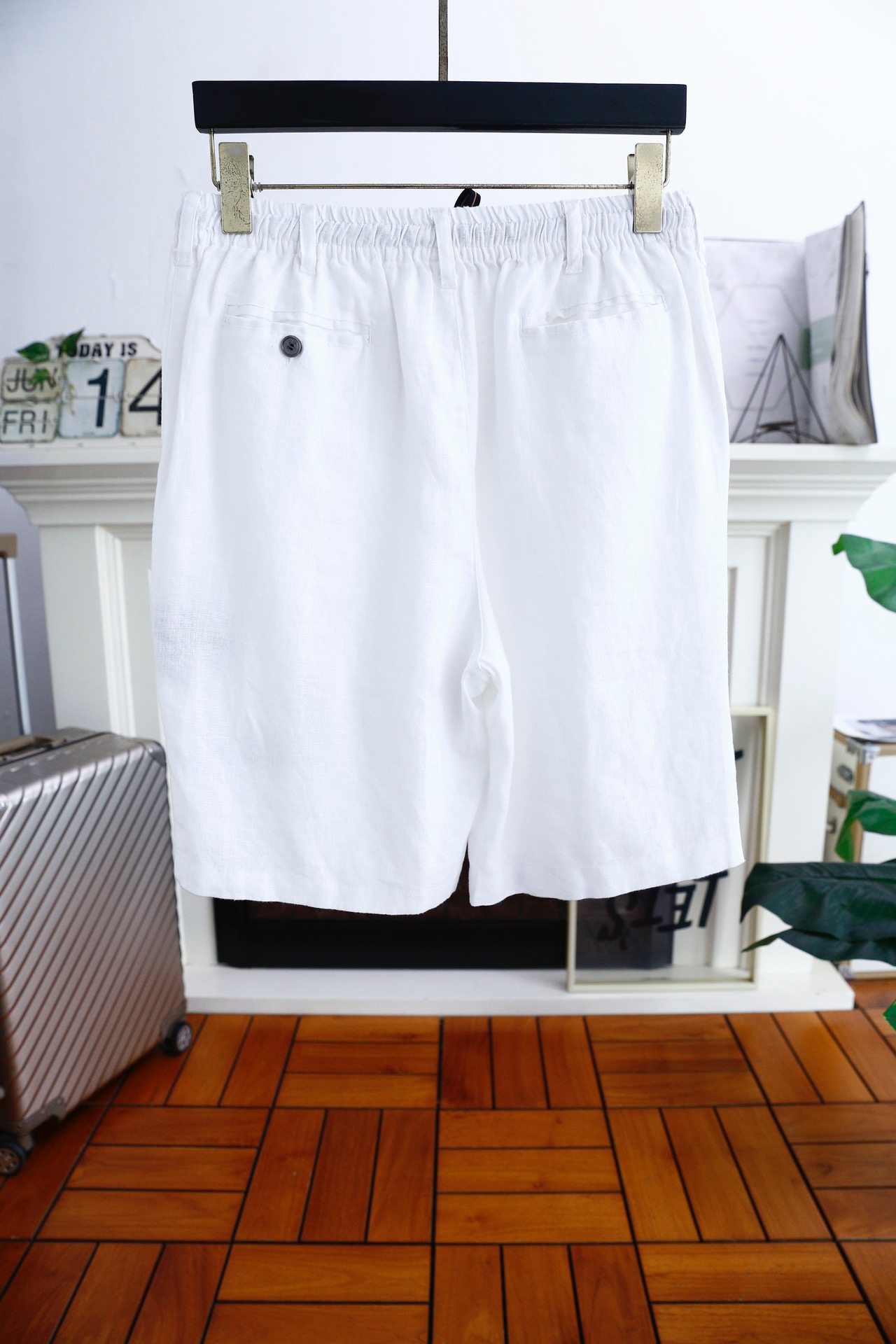 The 2024 summer new men's 👍🏼 fashionable and casual linen and cotton shorts! The overall simple design, classic and versatile style. There are no excessive decorations. The main focus is on the fabric and version. The elastic waist with two side insert pockets design.