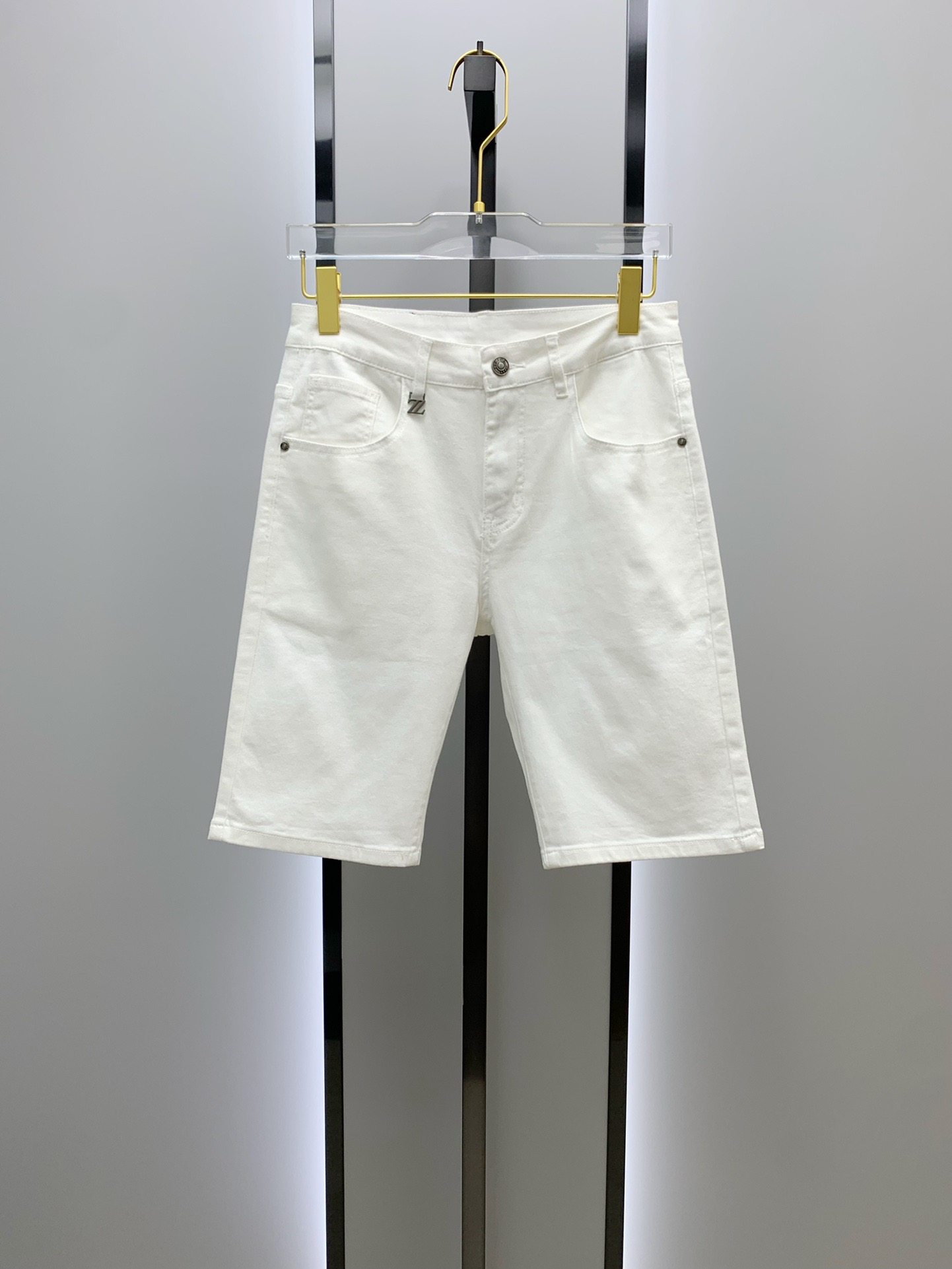 The 2024 new style from major European and American brands. The classic and grand cutting design of denim shorts. The slightly elastic pure cotton jeans. The fashionable and high-end product with excellent quality. A must-have and versatile item for summer.