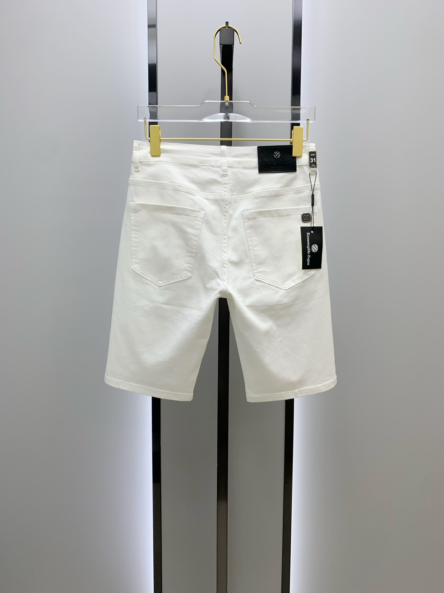 The 2024 new style from major European and American brands. The classic and grand cutting design of denim shorts. The slightly elastic pure cotton jeans. The fashionable and high-end product with excellent quality. A must-have and versatile item for summer.