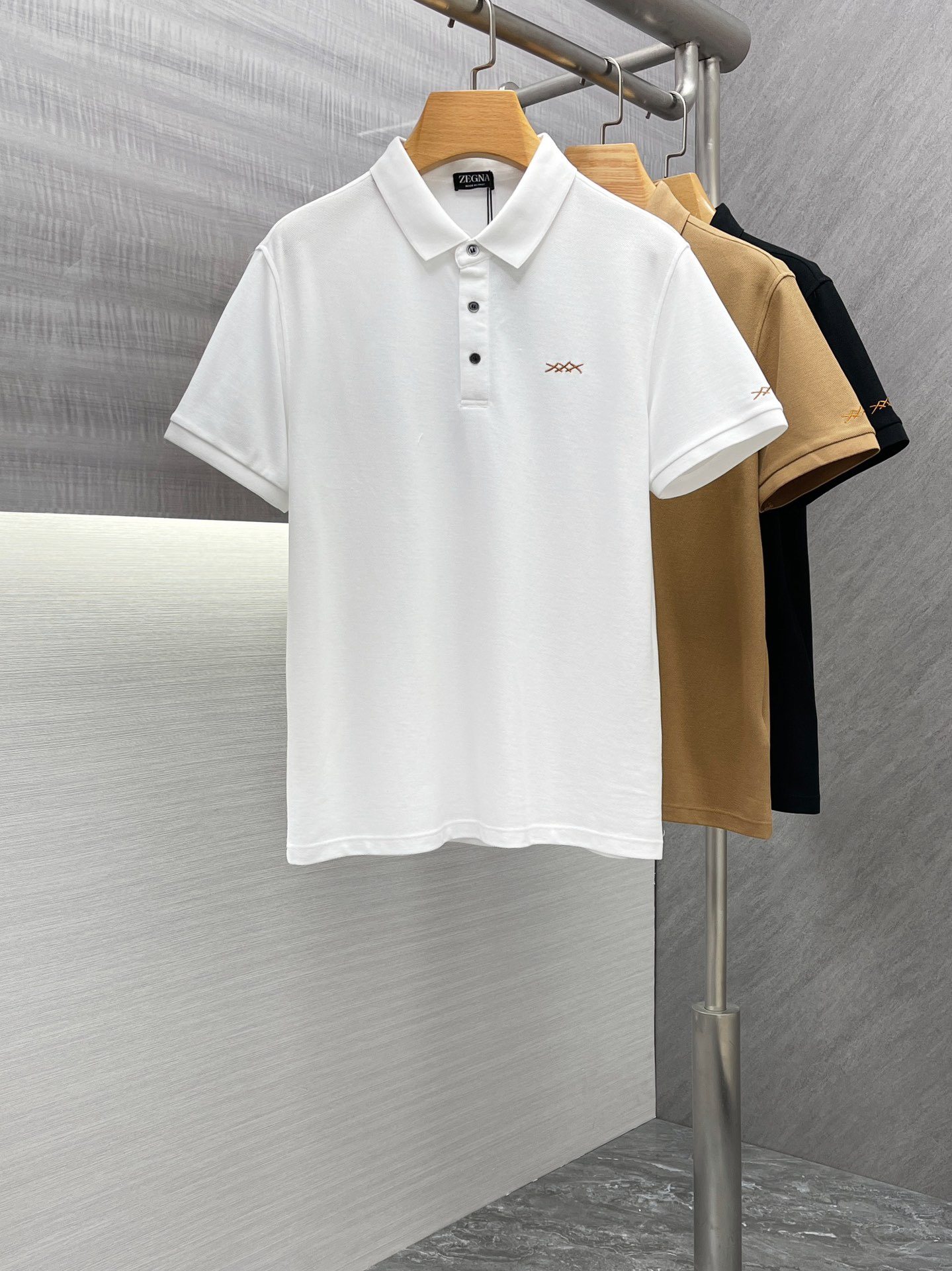 The 2024 new short-sleeved T-shirt is handsome and fashionable. There is an exquisite embroidered letter logo on the chest. It is a simple and versatile style. The fabric is cotton. It is not only stiff, maintaining the trendy silhouette, but also comfortable to wear. The yarn is finer.