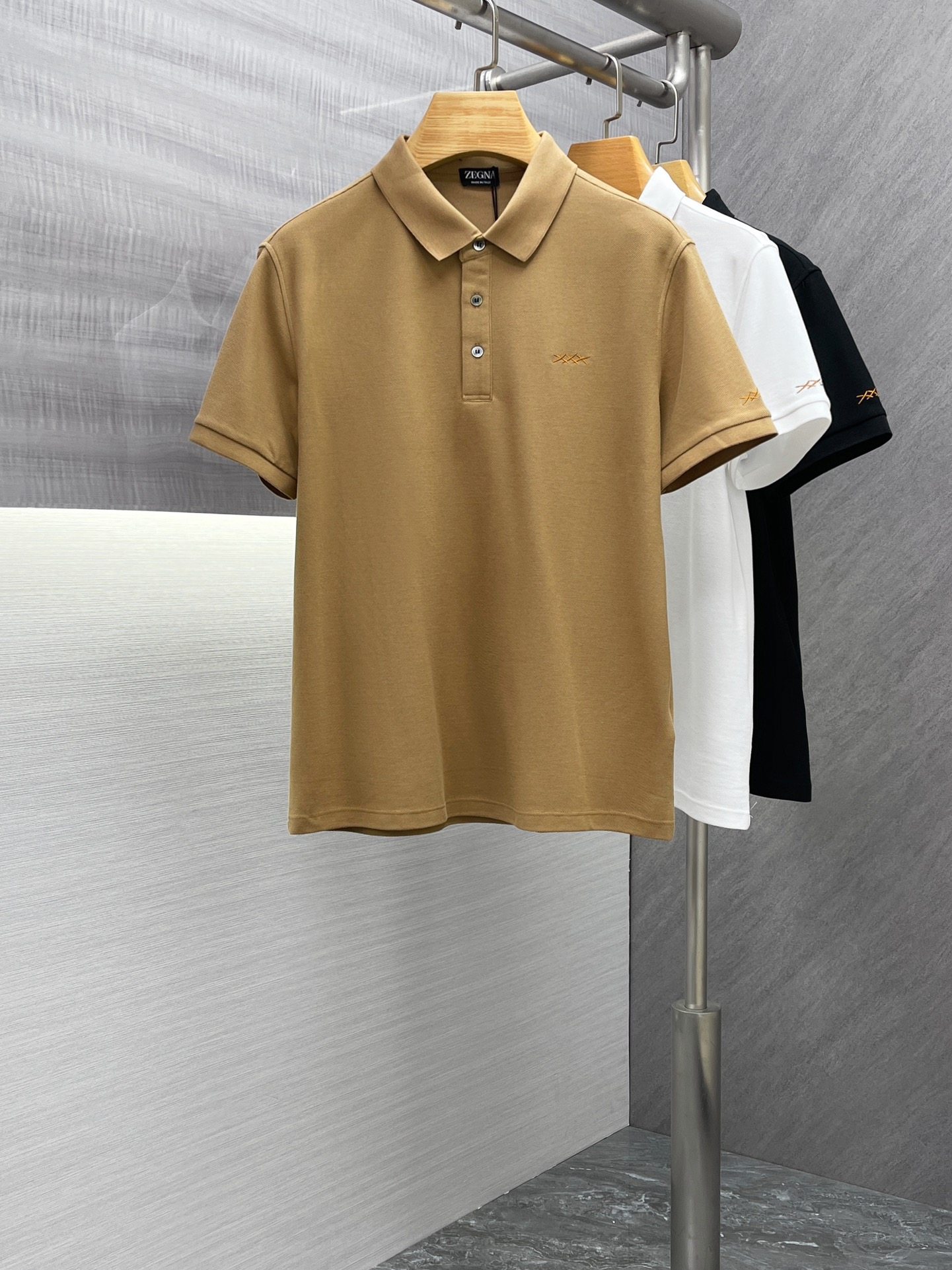 The 2024 new short-sleeved T-shirt is handsome and fashionable. There is an exquisite embroidered letter logo on the chest. It is a simple and versatile style. The fabric is cotton. It is not only stiff, maintaining the trendy silhouette, but also comfortable to wear. The yarn is finer.