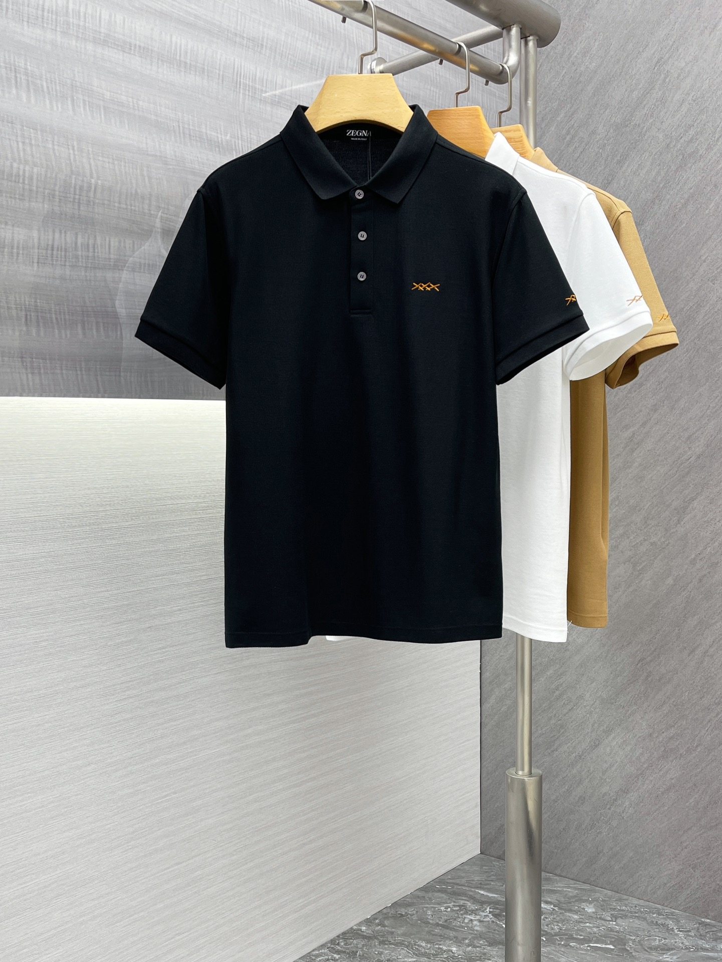 The 2024 new short-sleeved T-shirt is handsome and fashionable. There is an exquisite embroidered letter logo on the chest. It is a simple and versatile style. The fabric is cotton. It is not only stiff, maintaining the trendy silhouette, but also comfortable to wear. The yarn is finer.