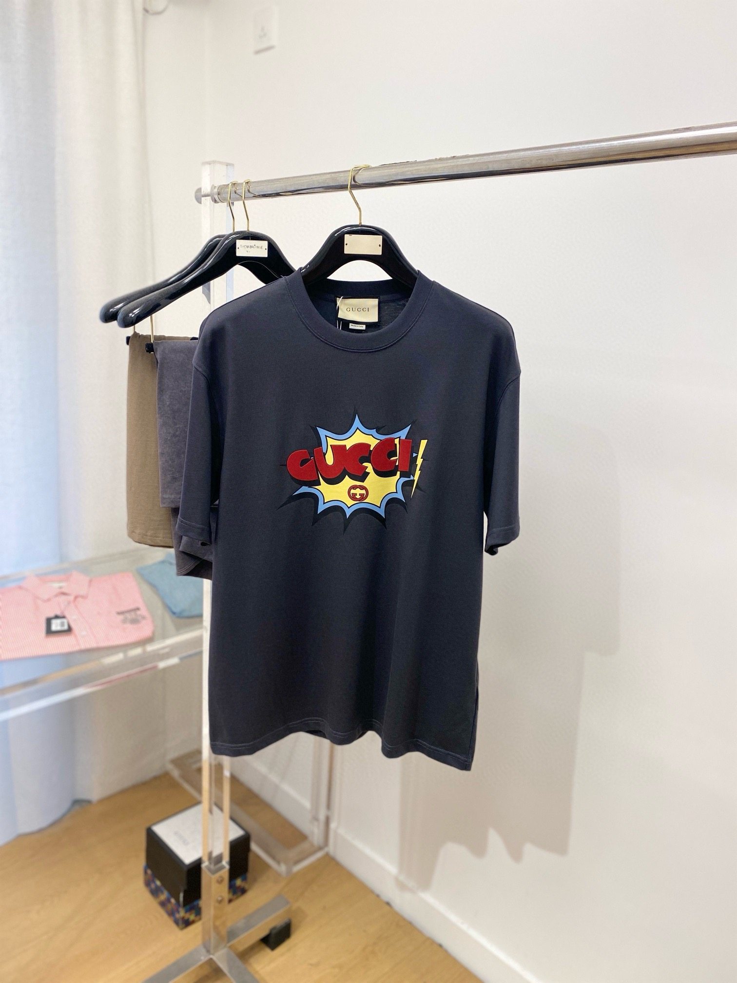 The 2024 new short-sleeved T-shirt is handsome and fashionable. The top-level printed letter logo on the chest. It is a simple and versatile style. The cotton fabric is not only stiff, maintaining the trendy silhouette, but also comfortable to wear. The yarn is finer.