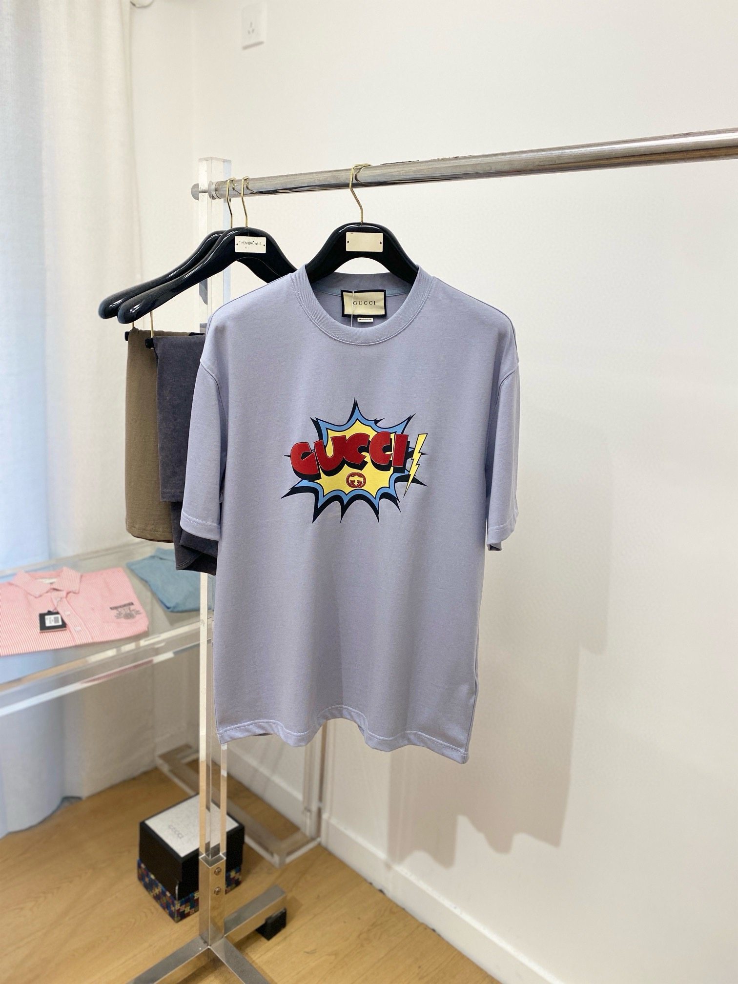 The 2024 new short-sleeved T-shirt is handsome and fashionable. The top-level printed letter logo on the chest. It is a simple and versatile style. The cotton fabric is not only stiff, maintaining the trendy silhouette, but also comfortable to wear. The yarn is finer.