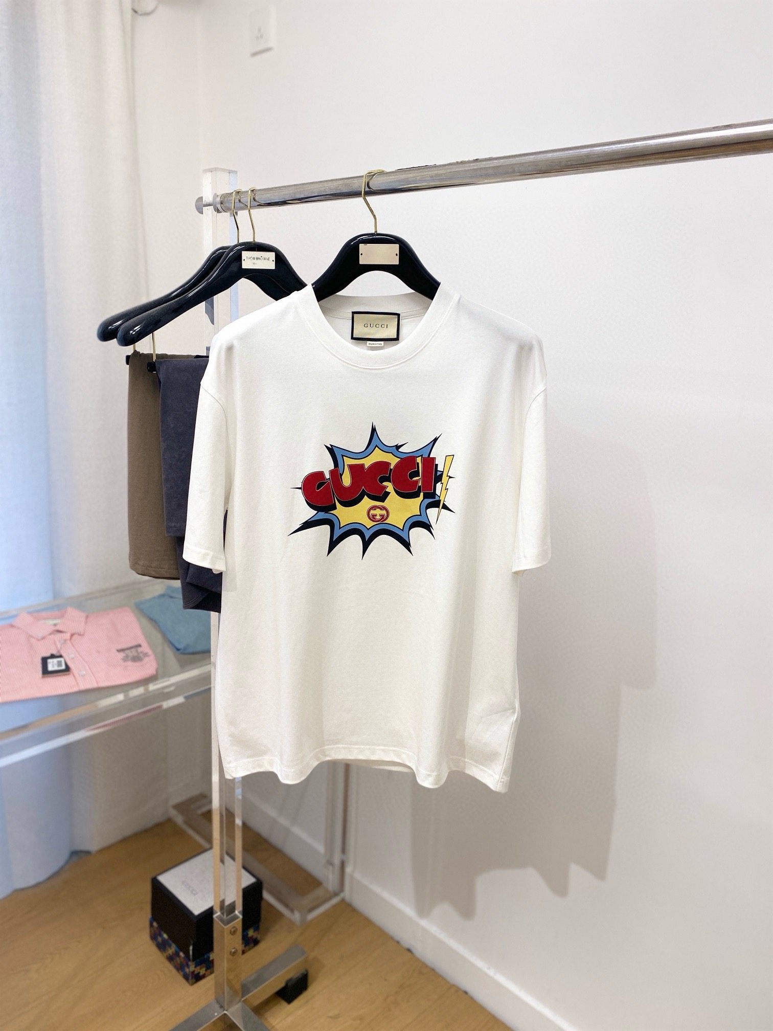 The 2024 new short-sleeved T-shirt is handsome and fashionable. The top-level printed letter logo on the chest. It is a simple and versatile style. The cotton fabric is not only stiff, maintaining the trendy silhouette, but also comfortable to wear. The yarn is finer.