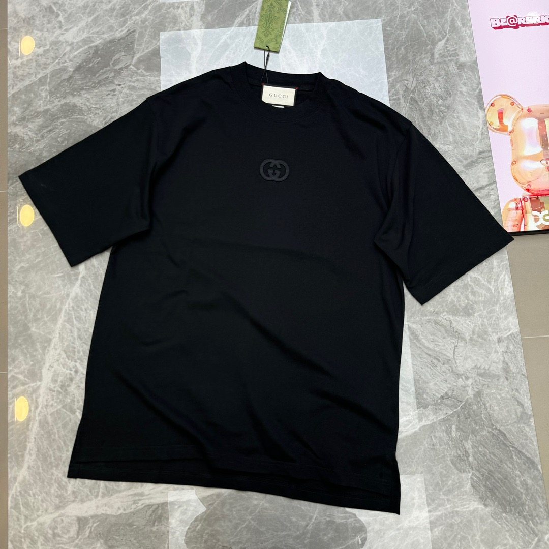 The new 24s T-shirt. Same style for both men and women! Classic original color GG embroidery. Three-dimensional concave-convex visual sense. The high-density embroidery of tens of thousands of stitches enhances the advanced sense of the brand. Simple and plain.