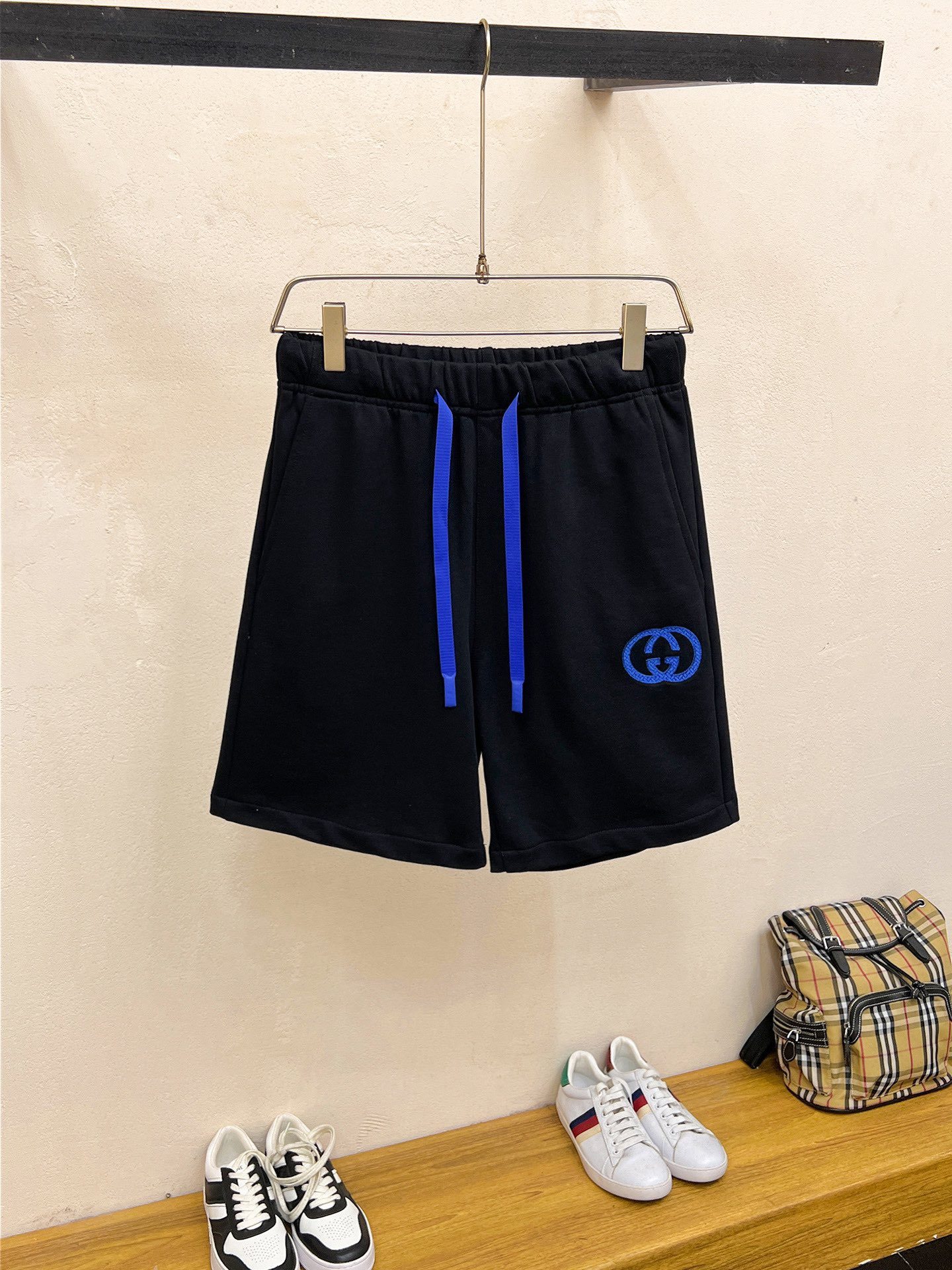 The 2024 summer new men's casual shorts. High-end custom-made breathable fabric. The breathability and elasticity provide extremely high comfort. The details are impeccable. Top-level accessories are equipped. The original logo design concept. The hand feel is delicate and soft! The upper body version is superb.