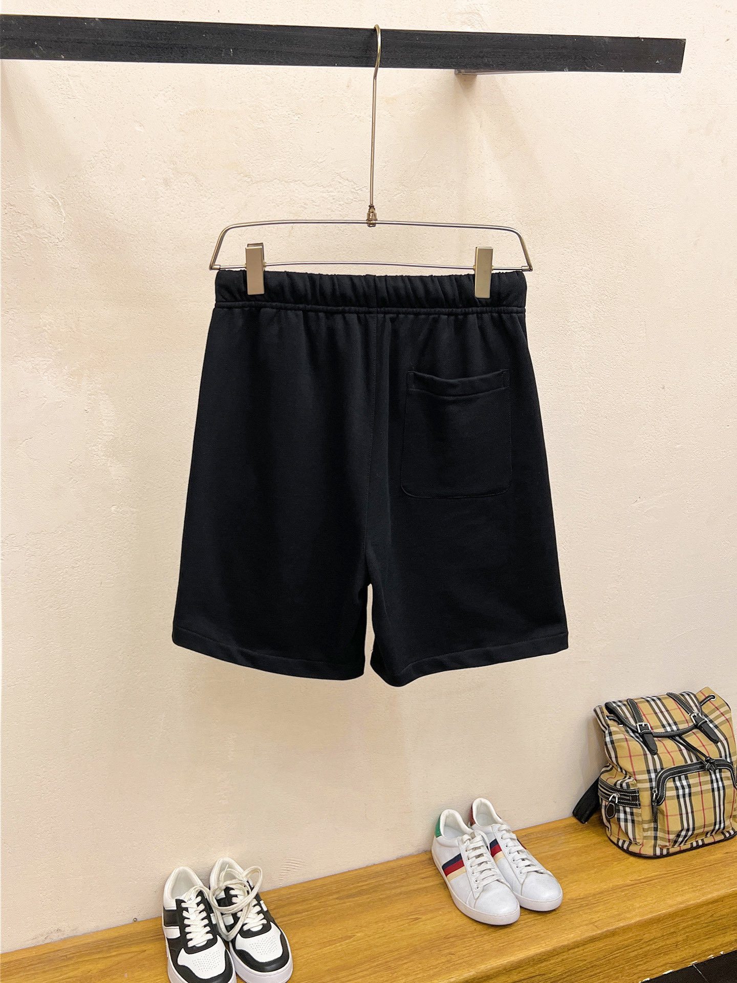 The 2024 summer new men's casual shorts. High-end custom-made breathable fabric. The breathability and elasticity provide extremely high comfort. The details are impeccable. Top-level accessories are equipped. The original logo design concept. The hand feel is delicate and soft! The upper body version is superb.