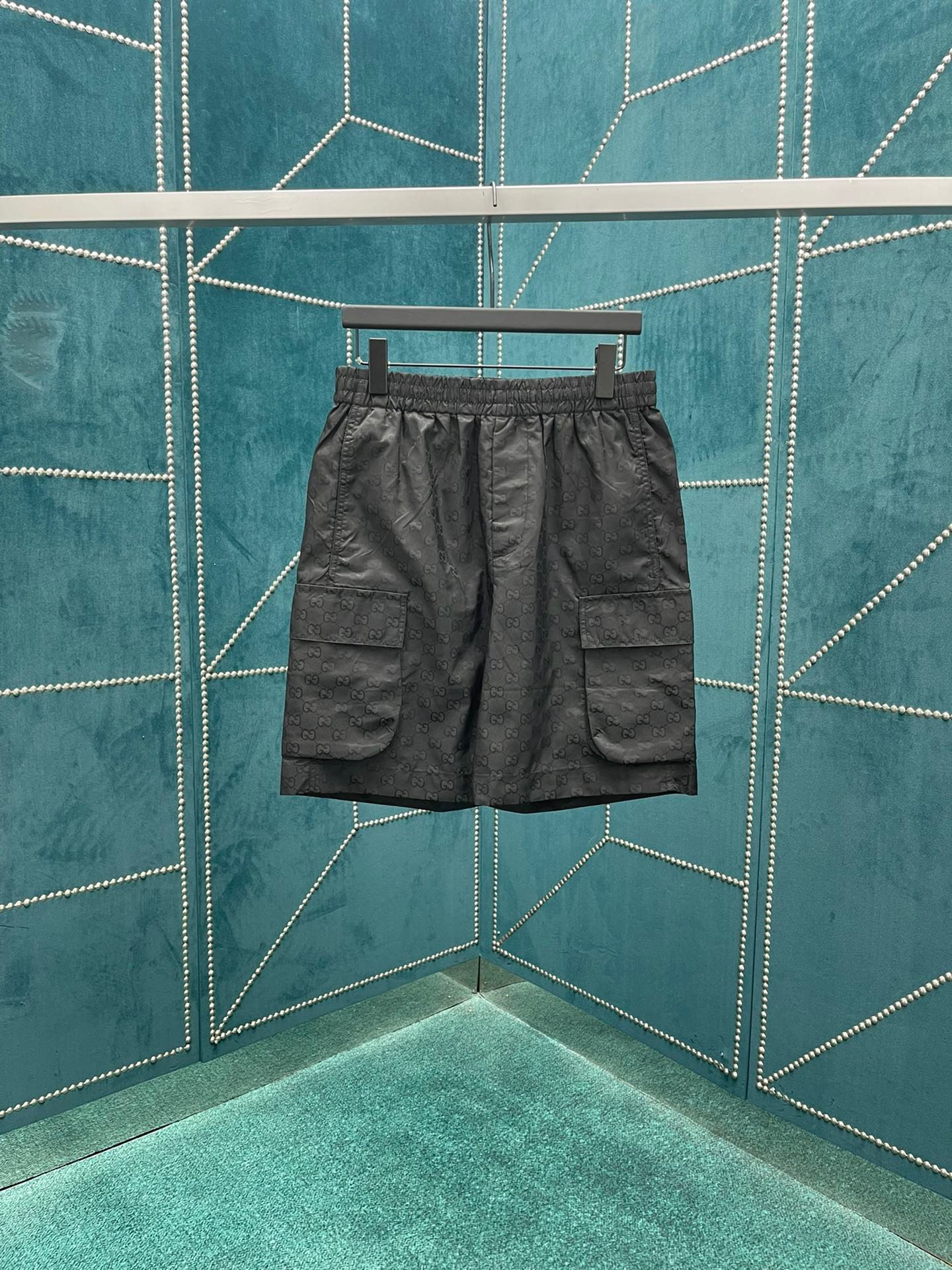 The 2024ss spring and summer new collection is inspired by the charming beach clubs on the legendary Italian coastline, conveying the intoxicating charm of seaside life. This square-cut pair of shorts is meticulously crafted from lightweight GG nylon jacquard fabric.