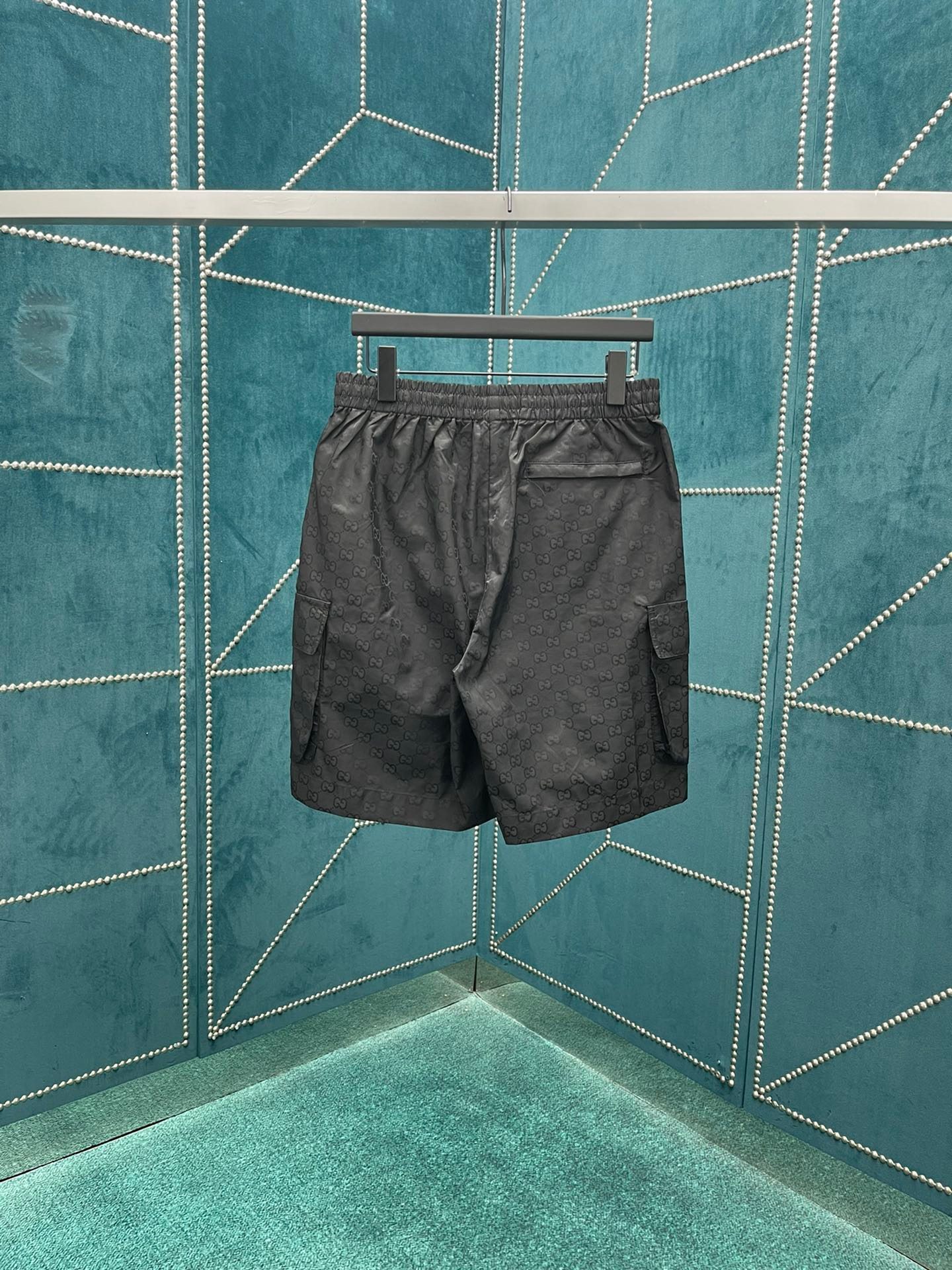 The 2024ss spring and summer new collection is inspired by the charming beach clubs on the legendary Italian coastline, conveying the intoxicating charm of seaside life. This square-cut pair of shorts is meticulously crafted from lightweight GG nylon jacquard fabric.