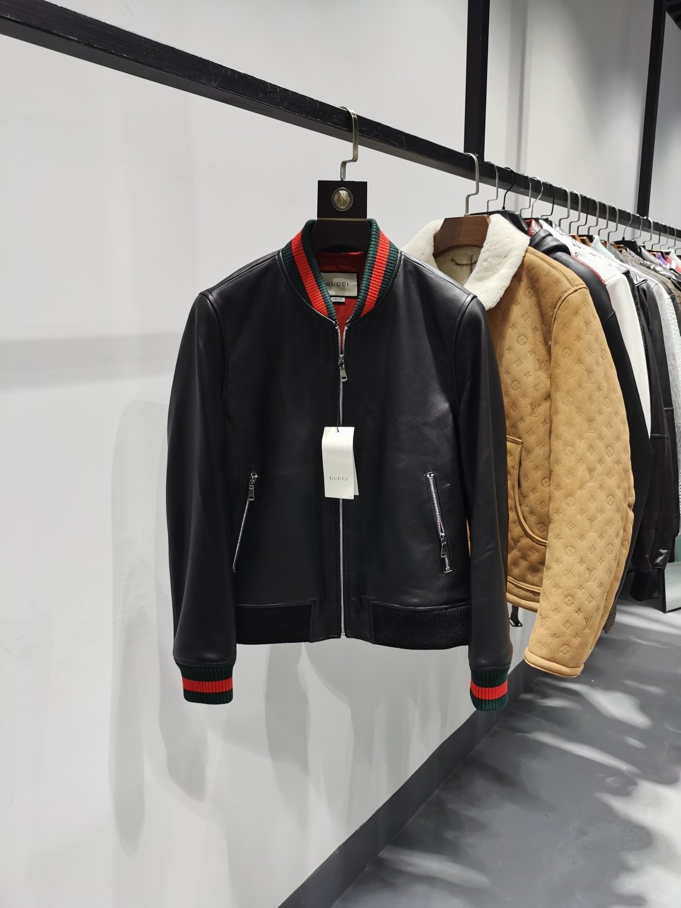 Century-old classic gu. The official website has been online for more than 4 years until now. It is still on sale on the official website, which shows its popularity. High-quality sheepskin, customer-supplied hardware and water washing. Material: Sheepskin Version: Slim fit