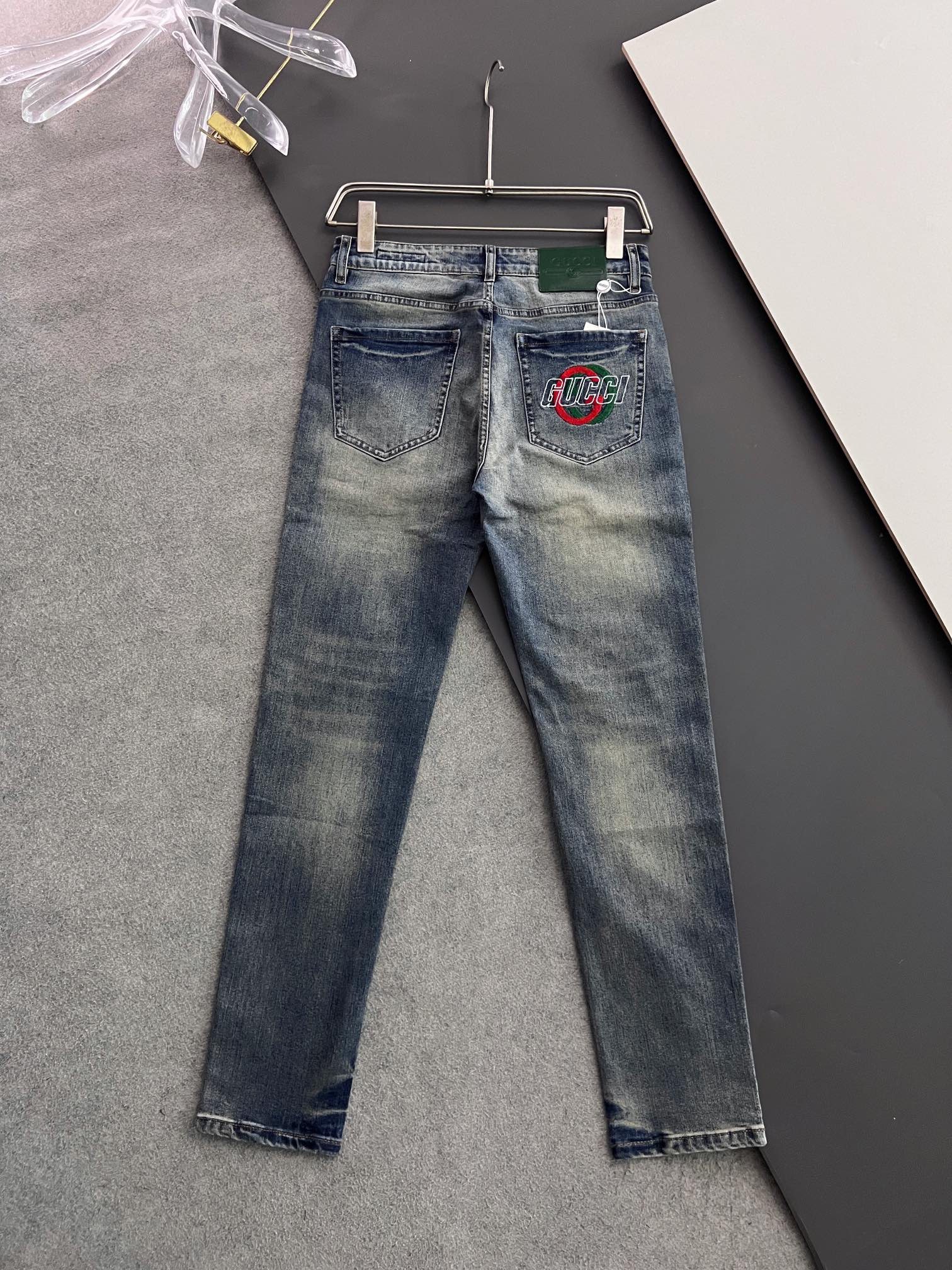 Heavy-duty washed casual jeans. Imported original washed elastic fabric. Comfortable and elastic. Unique design. Super correct version. Comfortable and breathable. Extremely high grade. Counter quality. Super handsome when worn.