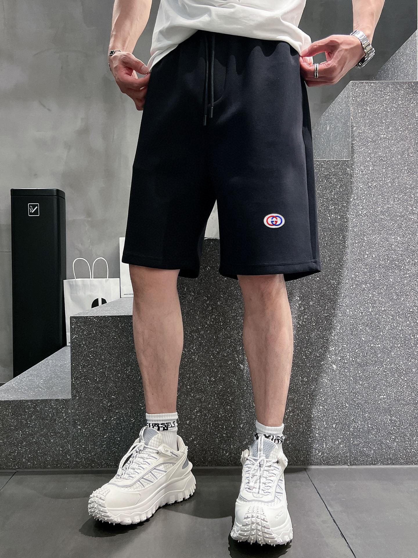 The 2024 summer new style men's🔥 advanced casual shorts. The high-end custom-made fabric is breathable. The breathable and elastic fabric offers an extremely high level of comfort. The details are impeccable. It is equipped with top-level accessories. The original logo design concept. The hand feel is delicate and soft! The version when worn is superb!