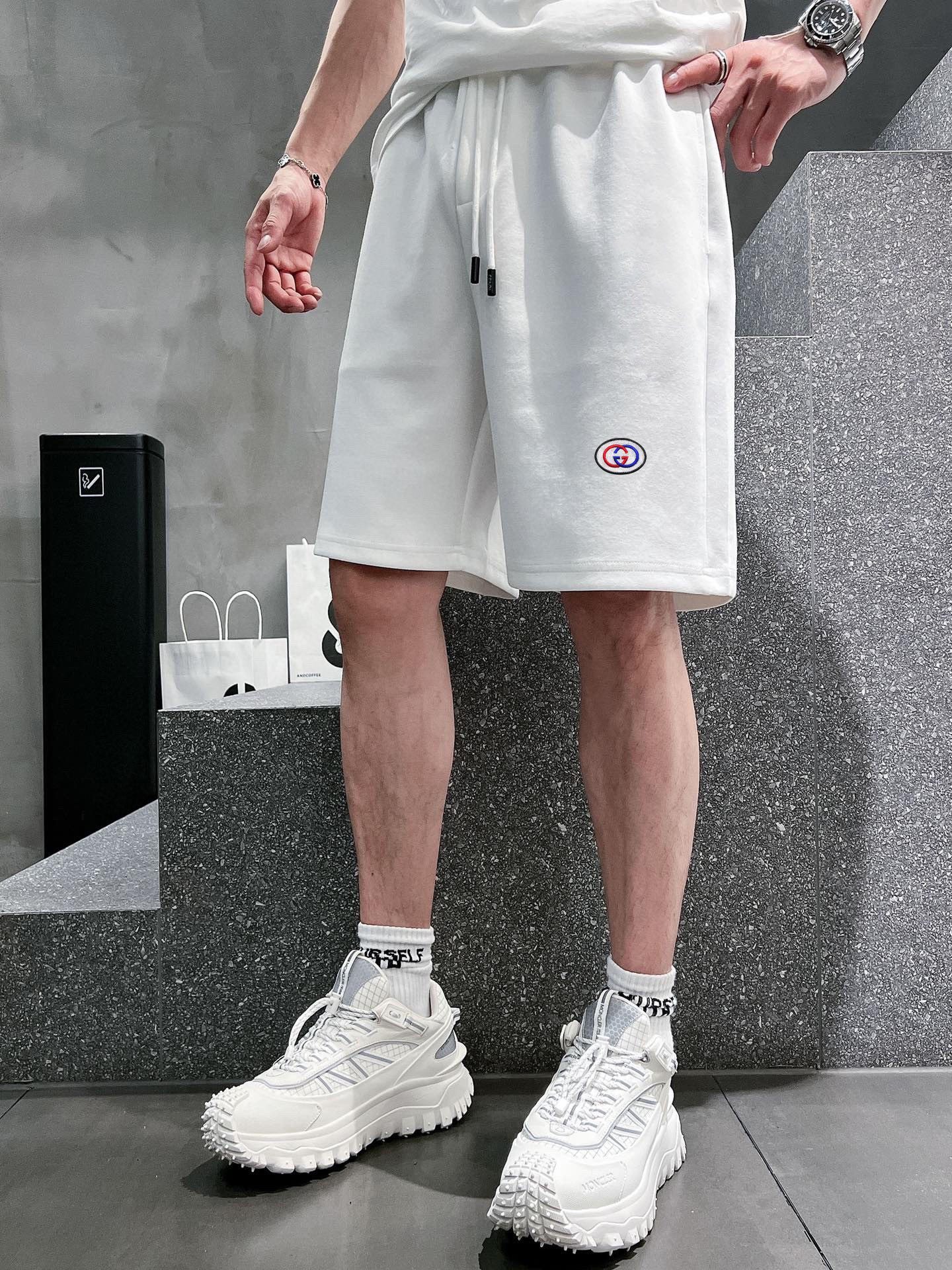 The 2024 summer new style men's🔥 advanced casual shorts. The high-end custom-made fabric is breathable. The breathable and elastic fabric offers an extremely high level of comfort. The details are impeccable. It is equipped with top-level accessories. The original logo design concept. The hand feel is delicate and soft! The version when worn is superb!