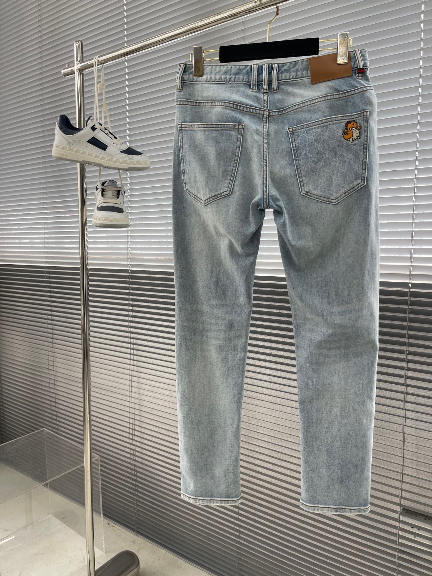 The 24ss new style is on the market. Spring and summer original single hot-selling jeans. Super custom style. Original hardware. Super heavy-duty craftsmanship. The version is superb👍 The detail workmanship is impeccable! The style is not picky about people. Especially high-end. Good goods don't wait for people.