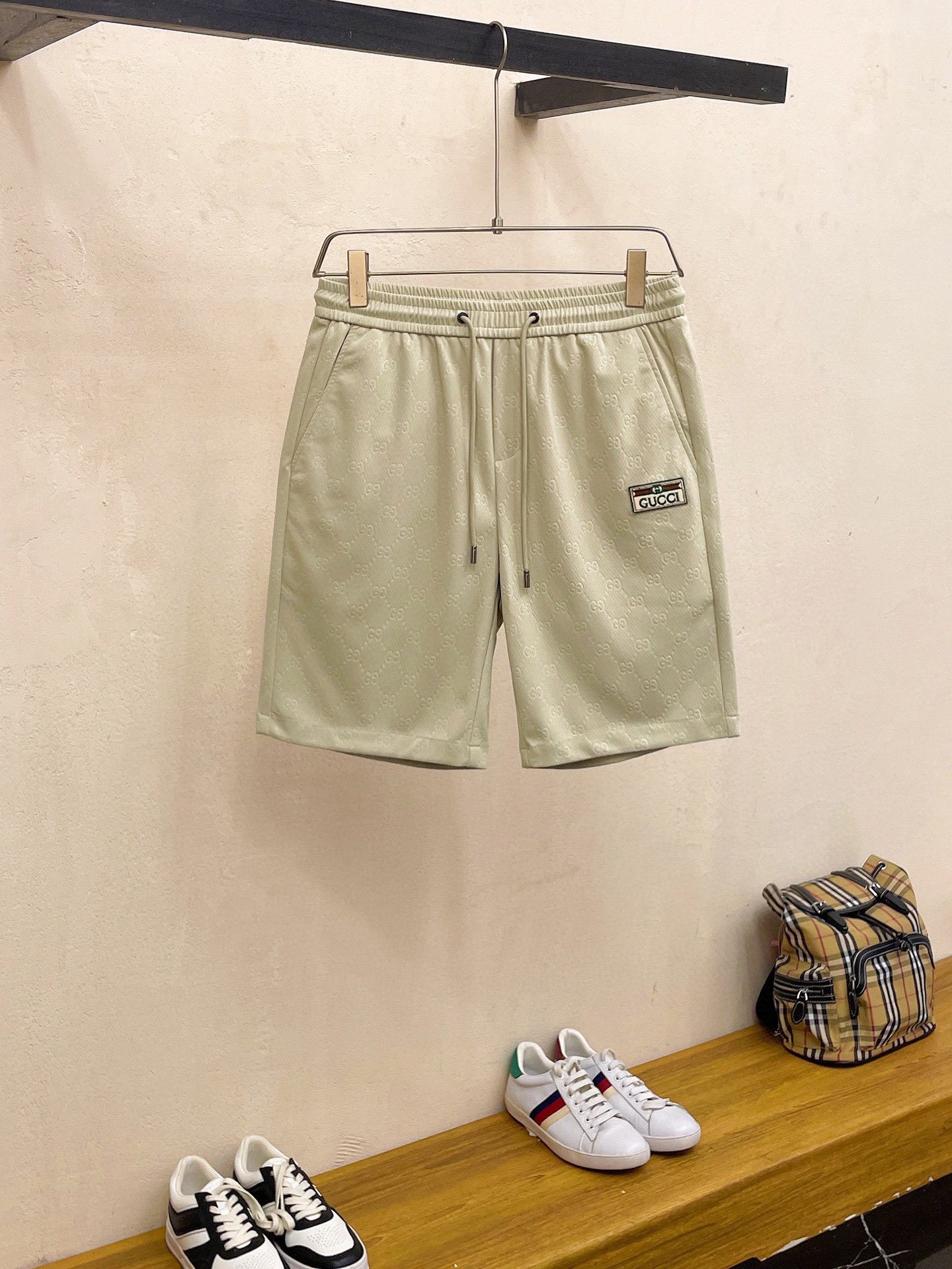 The 2024 spring and summer new style casual shorts! Released simultaneously on the official website. Customized brand classic LOGO, custom fabric, extremely good comfort, and strong hand touch feeling. Highly recognizable, with perfect appearance and craftsmanship.