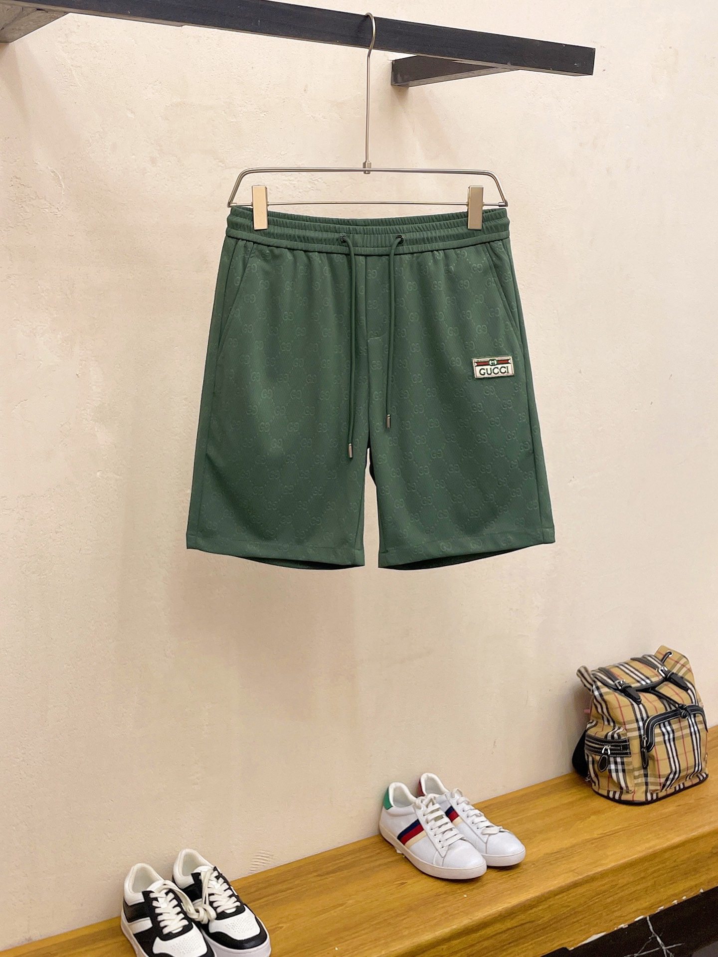 The 2024 spring and summer new style casual shorts! Released simultaneously on the official website. Customized brand classic LOGO, custom fabric, extremely good comfort, and strong hand touch feeling. Highly recognizable, with perfect appearance and craftsmanship.