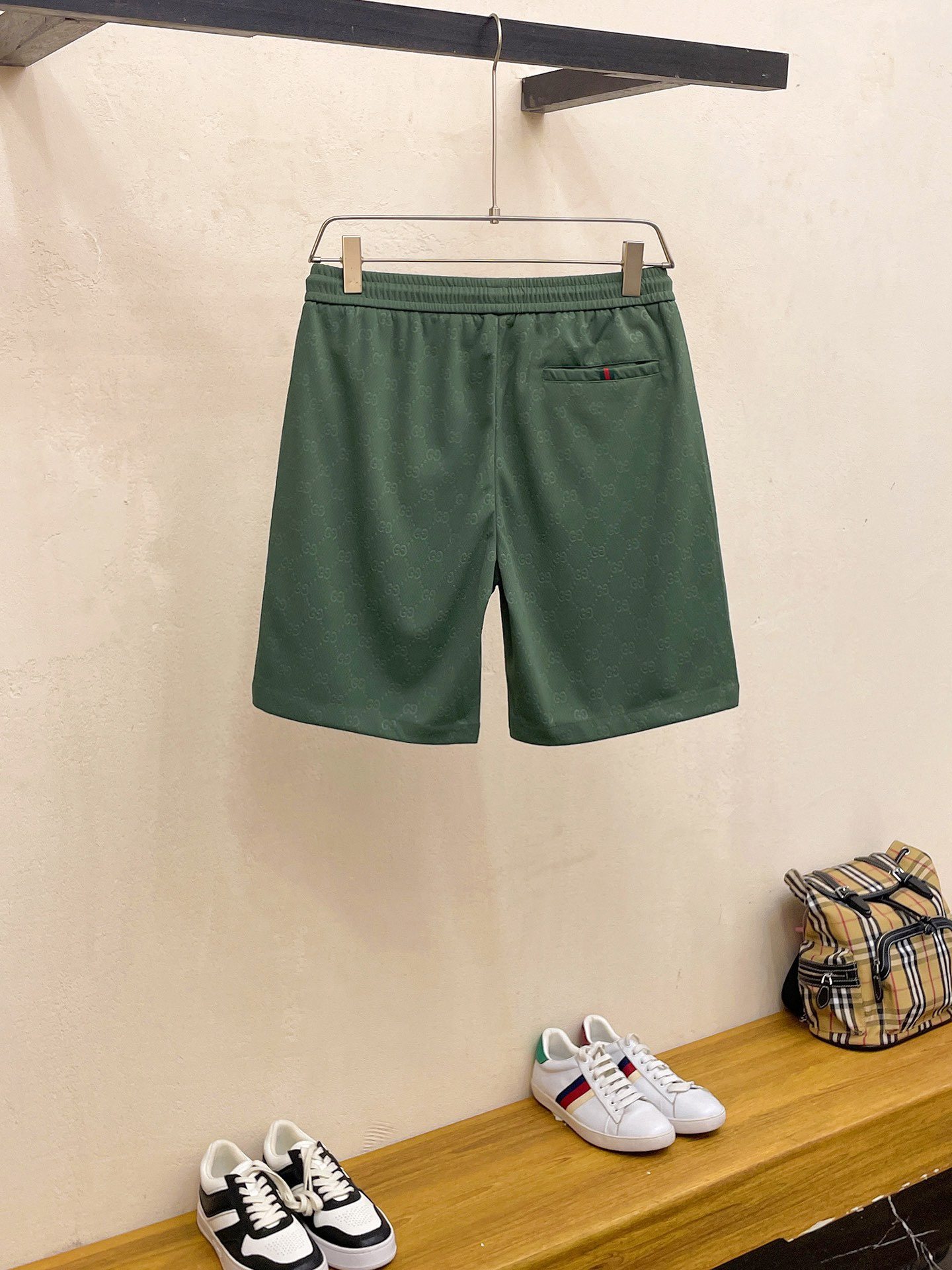 The 2024 spring and summer new style casual shorts! Released simultaneously on the official website. Customized brand classic LOGO, custom fabric, extremely good comfort, and strong hand touch feeling. Highly recognizable, with perfect appearance and craftsmanship.