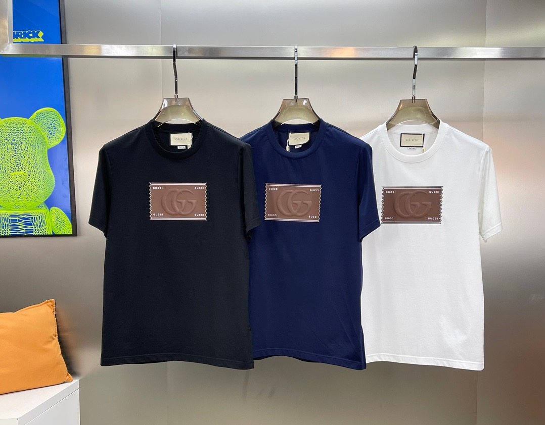 24s Men's Round Neck Short Sleeve in Summer. The visual highlight of the high street style. The three-dimensional GG embossing on the front chest is dotted among them. The protruding image is highly representative. Made of 190g mercerized cotton. The texture and quality are quite special. There has never been such a skin-friendly experience. The fineness and comfort performance are also inevitably in place.