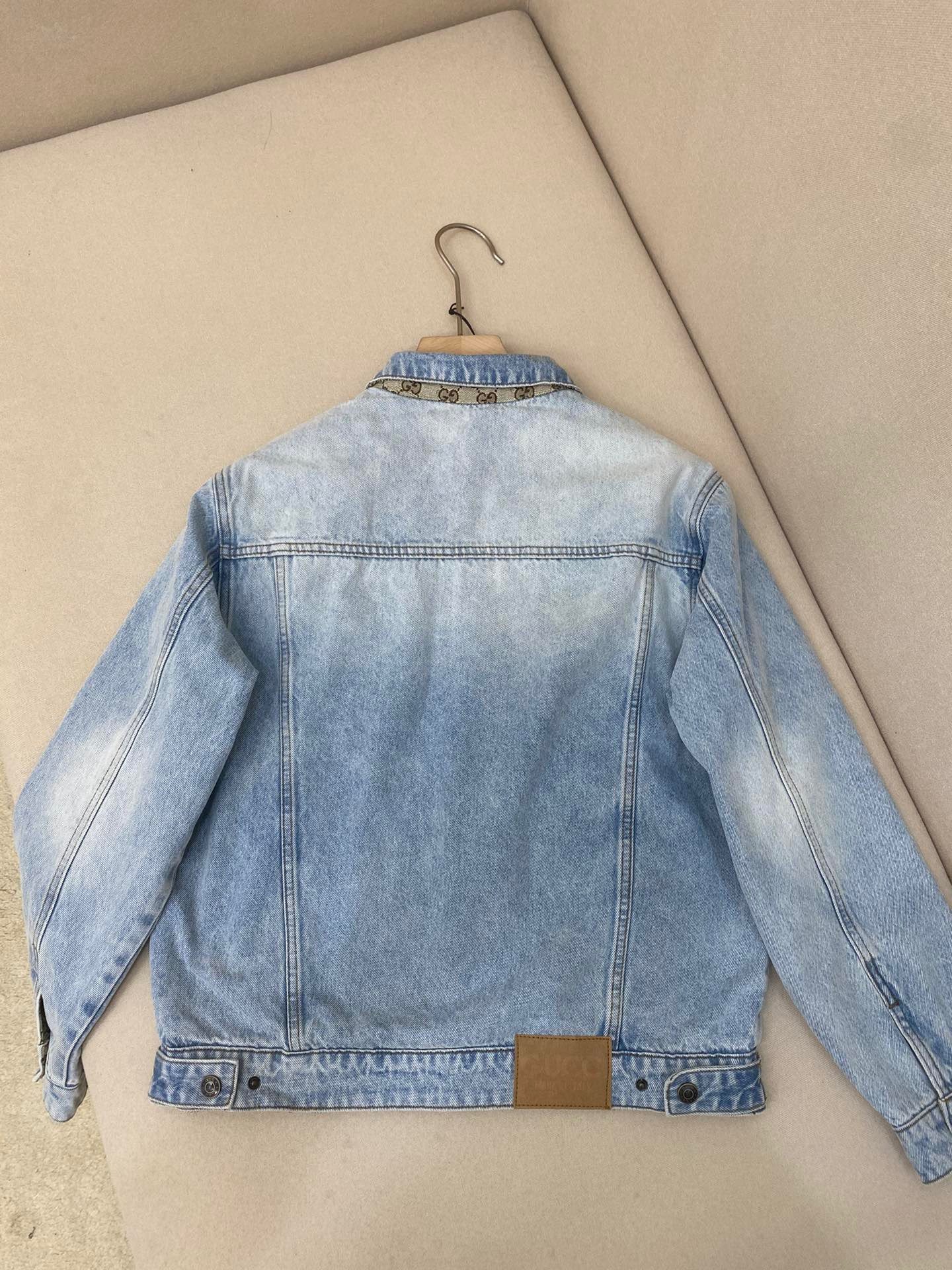 The 24 new style double-sided denim jacket is paired with the same style jeans. One side of this double-sided denim jacket is meticulously crafted from light blue denim fabric, while the other side is refined from GG canvas. It interprets a new urban style and is great with any casual matching.