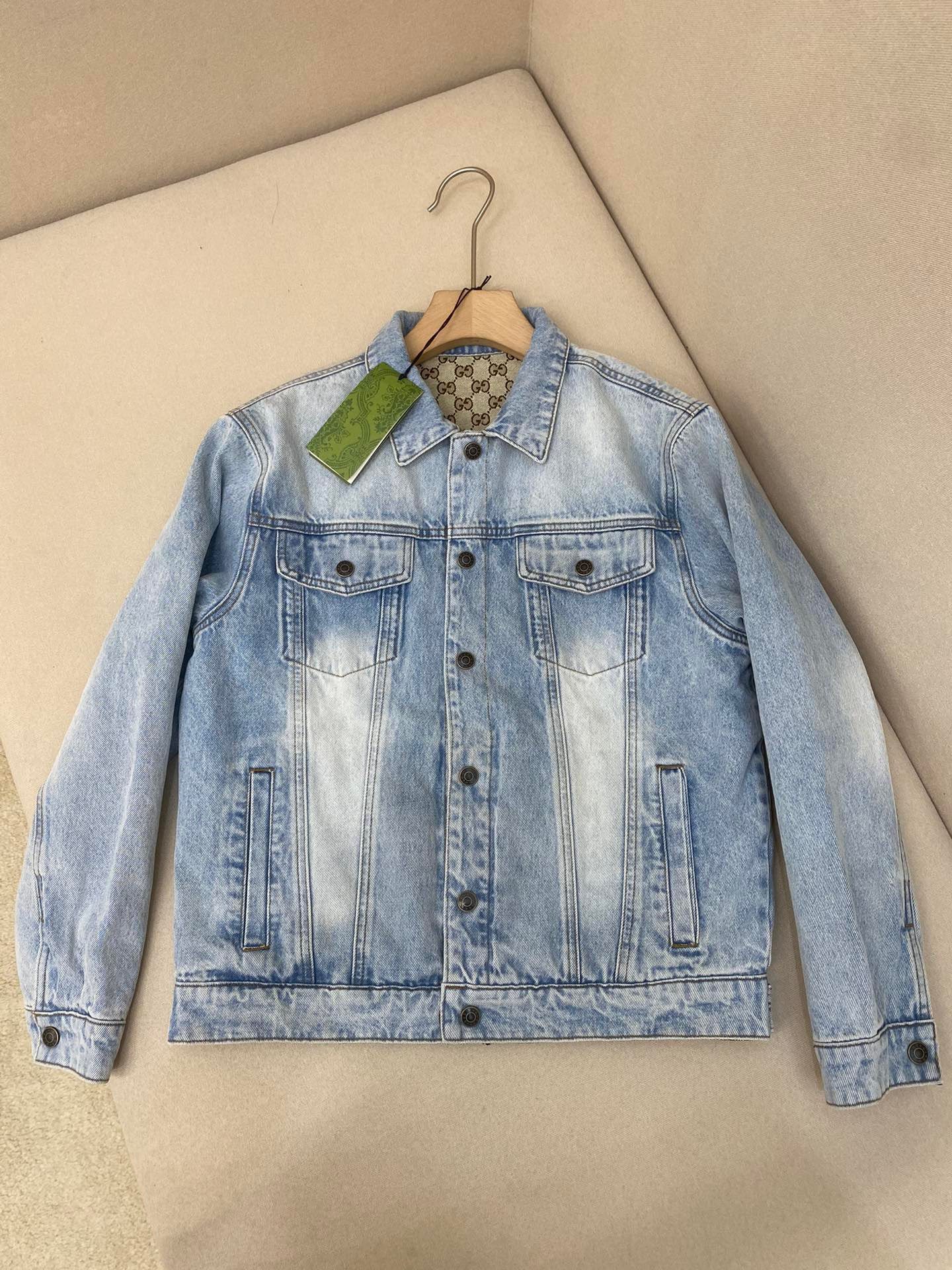 The 24 new style double-sided denim jacket is paired with the same style jeans. One side of this double-sided denim jacket is meticulously crafted from light blue denim fabric, while the other side is refined from GG canvas. It interprets a new urban style and is great with any casual matching.