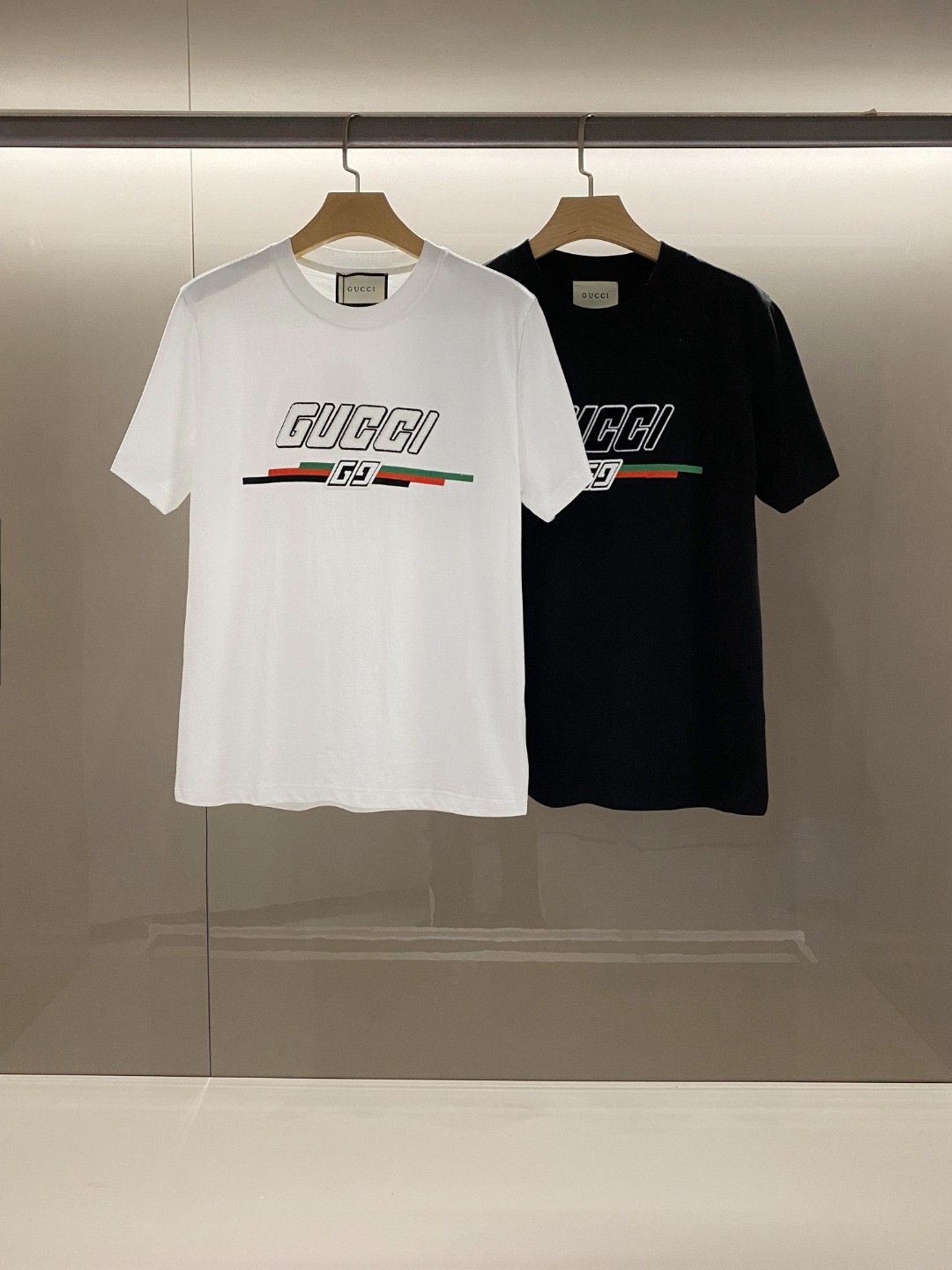 2024 Spring and Summer New Product Gu*ci Double G Embroidery Logo Short Sleeve T-shirt. The colorful T-shirt is full of nostalgic meaning. The classic cut version, combined with the new Double G logo, makes the overall style more exquisite and fashionable ^_^ Knitted cotton fabric, neatly and meticulously presenting the perfect effect.