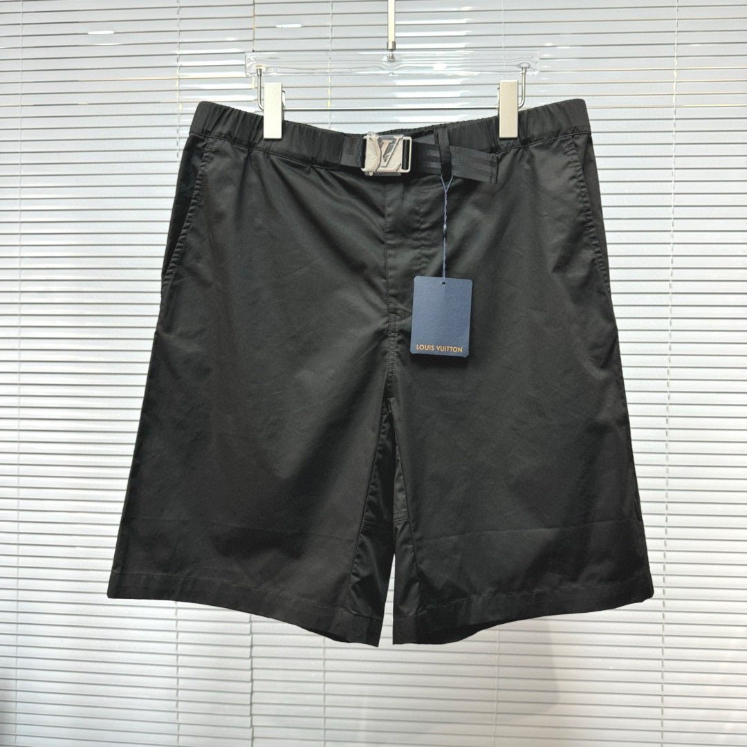 New style runway snap-straight casual shorts The woven belt is equipped with an LV snap, two side pockets, and the welted back pockets are equipped with engraved square studs. The style feature of the straight shorts is that the width of the trouser legs remains consistent from top to bottom, and the overall line is smooth and simple.