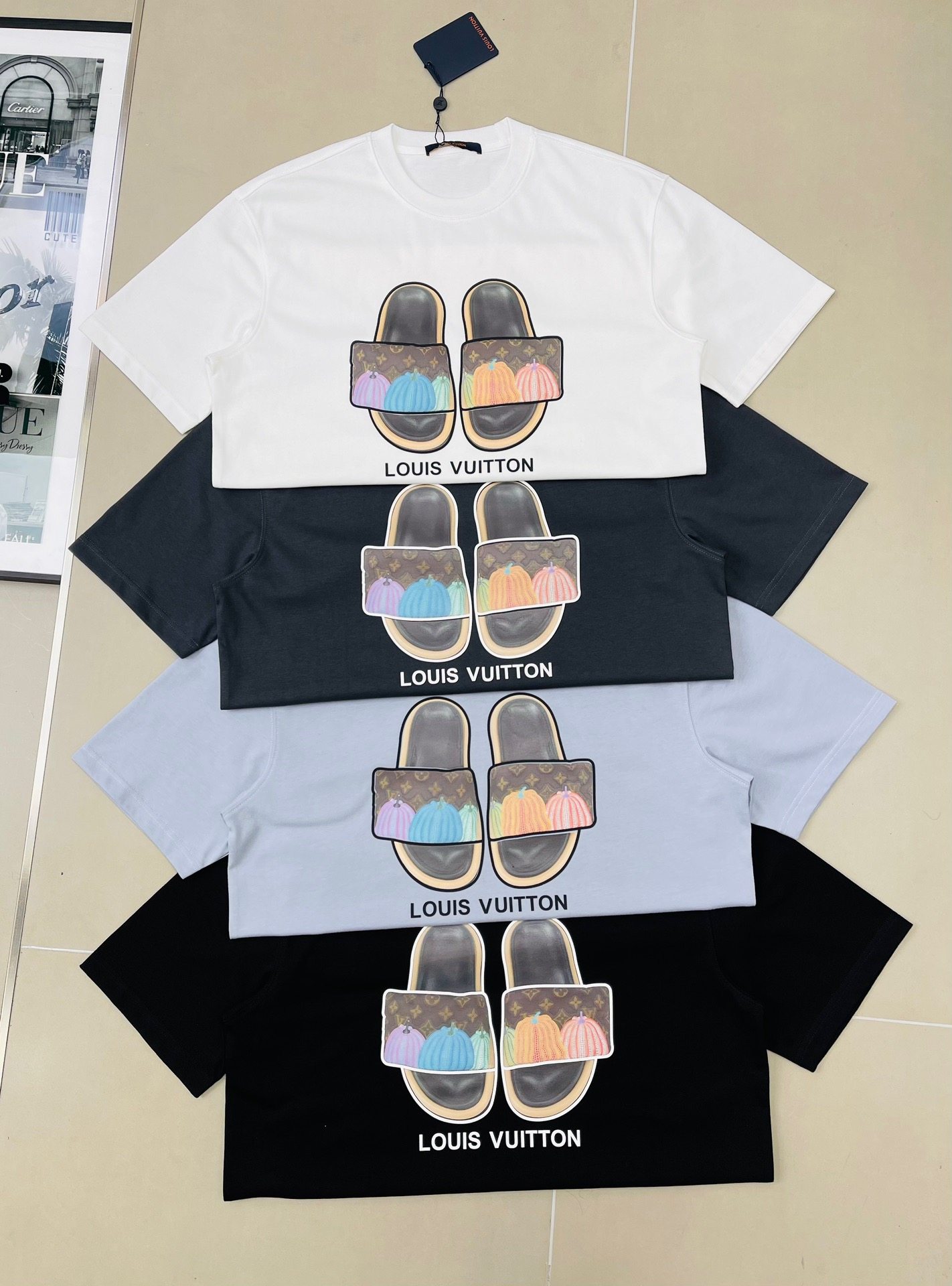 24s New Style Round Neck T-shirt. Unisex! The high-end printing is exquisite and delicate.lv leisure slippers. The pumpkin series with rich color combinations is simply perfect. The effect of couple matching is even better!!! Preferred 280g pure cotton fabric, with a soft and comfortable hand feel.