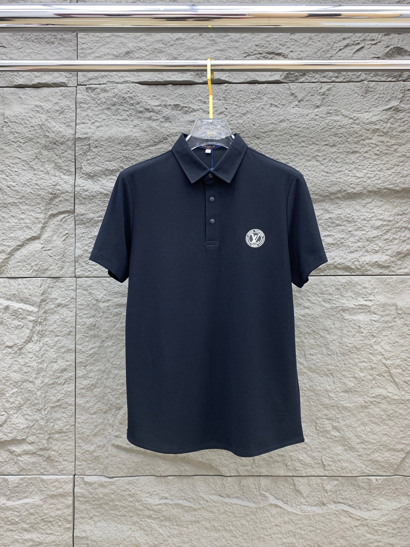 24SS New Spring and Summer Short Sleeve Collared T-shirt Polo. The highest version, custom-made high-end pique fabric for guests. Simple and fashionable style. The color matching of the ribbed cuffs is super nice! The Lv label logo pattern on the chest, the classic logo, is a simple and generous style! Full of a sense of luxury, wearable in all four seasons.