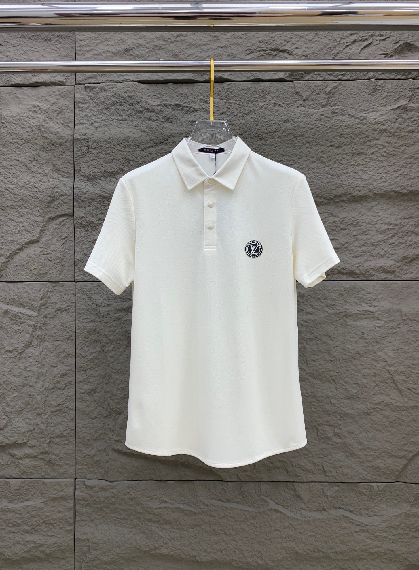 24SS New Spring and Summer Short Sleeve Collared T-shirt Polo. The highest version, custom-made high-end pique fabric for guests. Simple and fashionable style. The color matching of the ribbed cuffs is super nice! The Lv label logo pattern on the chest, the classic logo, is a simple and generous style! Full of a sense of luxury, wearable in all four seasons.