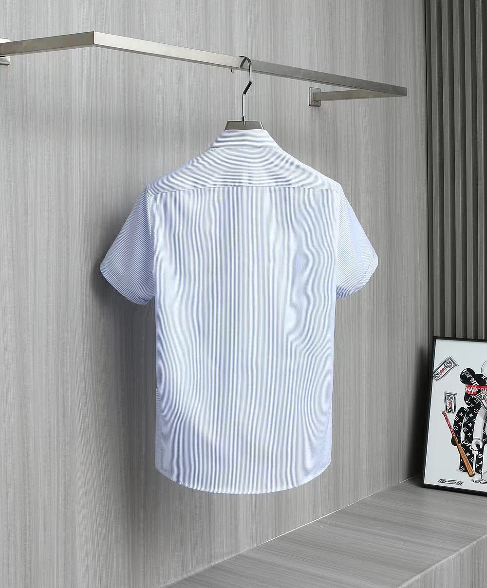 The classic regular-cut design and embroidery process short-sleeved shirt of the new 24Niu summer style is here! The ready-to-wear garment adopts SIC's professional cotton yarn fabric, with fine cotton yarns of up to 100 counts. The feature lies in its high density and soft hand feel. The embroidery design on the chest is even more admirable, three-dimensional and stylish, with extremely high density, highlighting the brand identity!