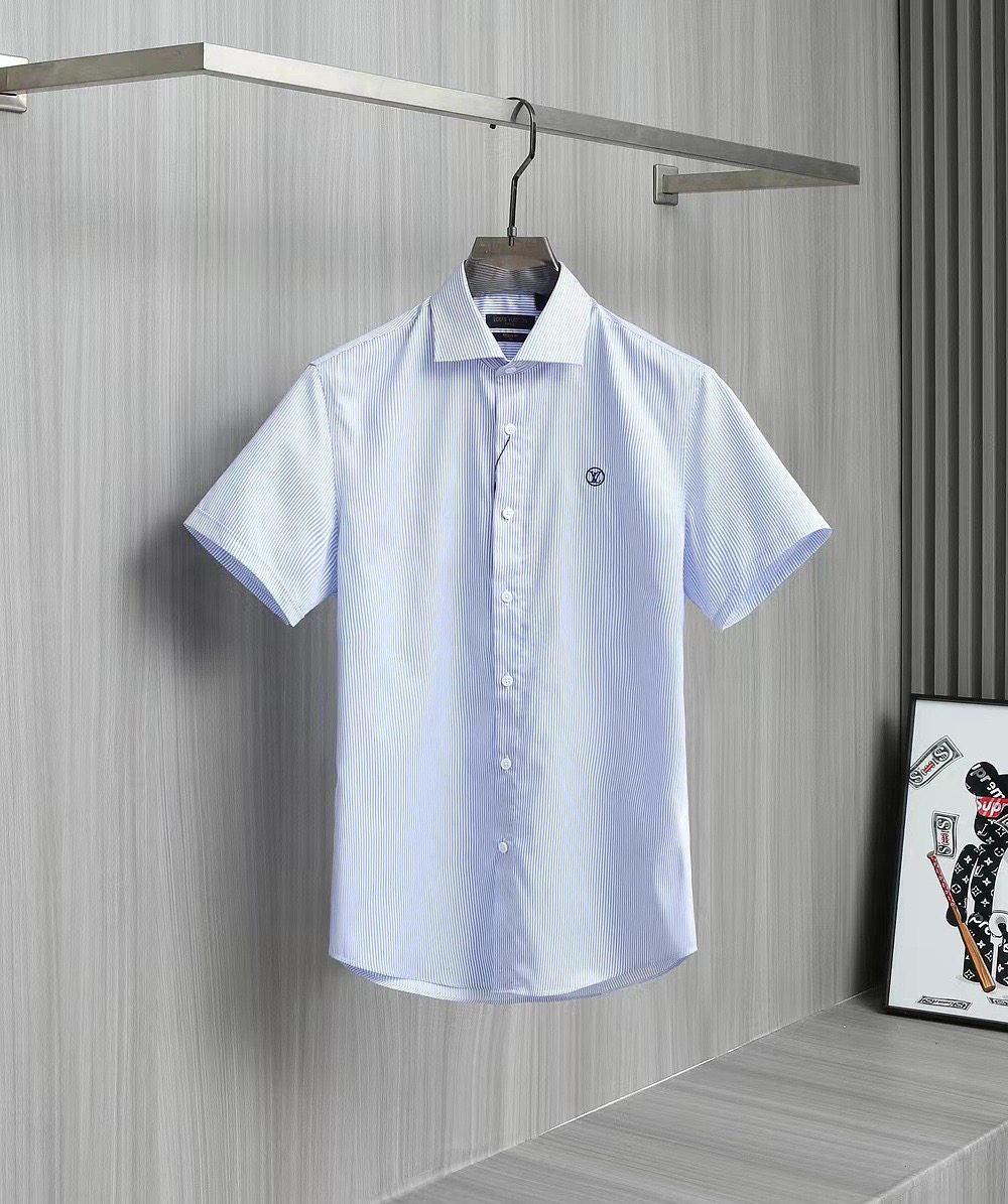 The classic regular-cut design and embroidery process short-sleeved shirt of the new 24Niu summer style is here! The ready-to-wear garment adopts SIC's professional cotton yarn fabric, with fine cotton yarns of up to 100 counts. The feature lies in its high density and soft hand feel. The embroidery design on the chest is even more admirable, three-dimensional and stylish, with extremely high density, highlighting the brand identity!