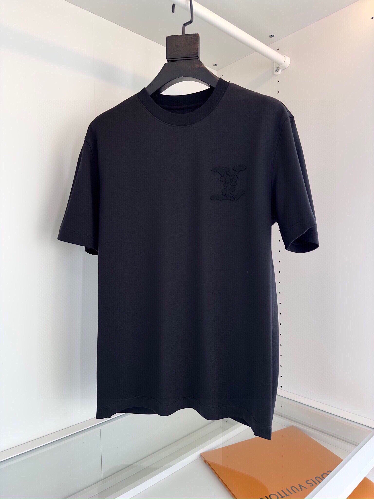 24ss Short Sleeve Series Colors: Black, White, Grey, Dark Purple Fit: Slightly wide fit Weight: 260 grams Composition: 100% Cotton, Trendy cotton fabric. The fabric texture is smooth and clear, and the hand feel is stiff and stylish.