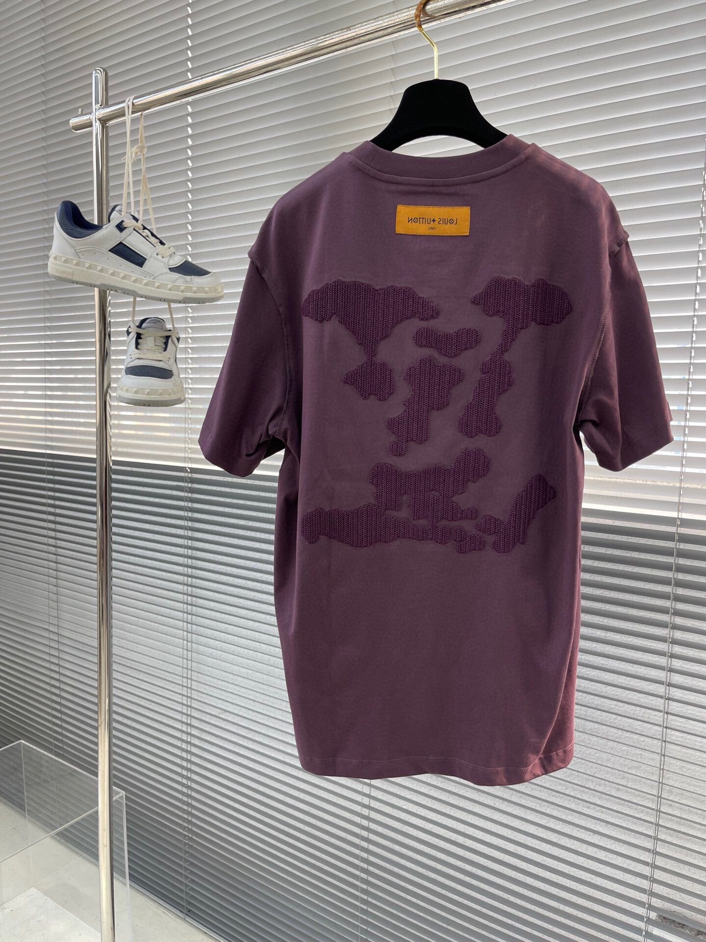 24ss Short Sleeve Series Colors: Black, White, Grey, Dark Purple Fit: Slightly wide fit Weight: 260 grams Composition: 100% Cotton, Trendy cotton fabric. The fabric texture is smooth and clear, and the hand feel is stiff and stylish.