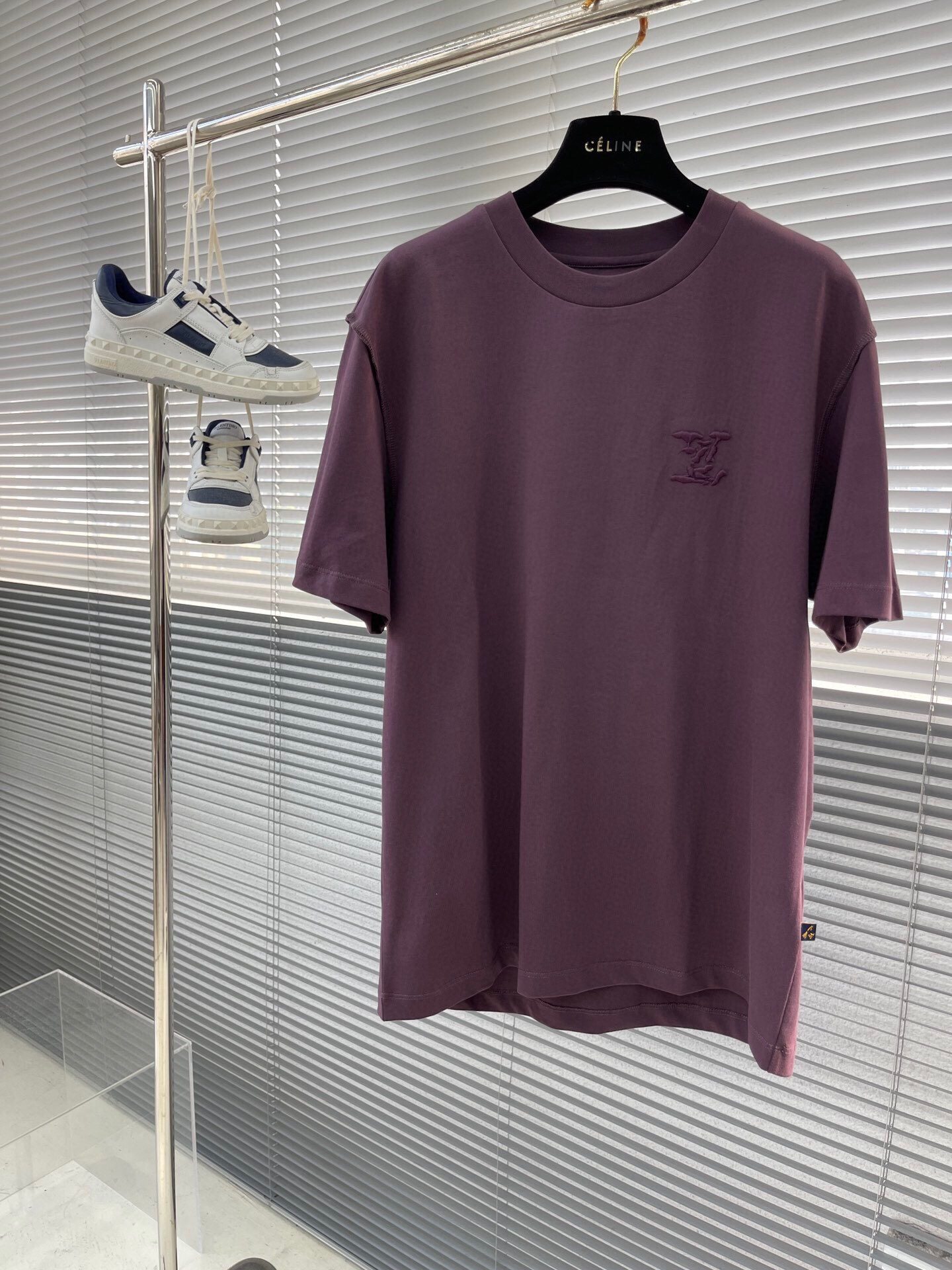 24ss Short Sleeve Series Colors: Black, White, Grey, Dark Purple Fit: Slightly wide fit Weight: 260 grams Composition: 100% Cotton, Trendy cotton fabric. The fabric texture is smooth and clear, and the hand feel is stiff and stylish.