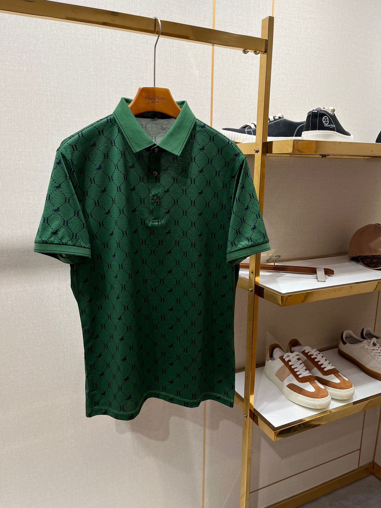 The men's light business POLO for summer 2024 adopts the mercerized blended fabric provided by customers. The full幅 3D digital printing letter pattern process is composed... The touch is soft, comfortable and breathable.