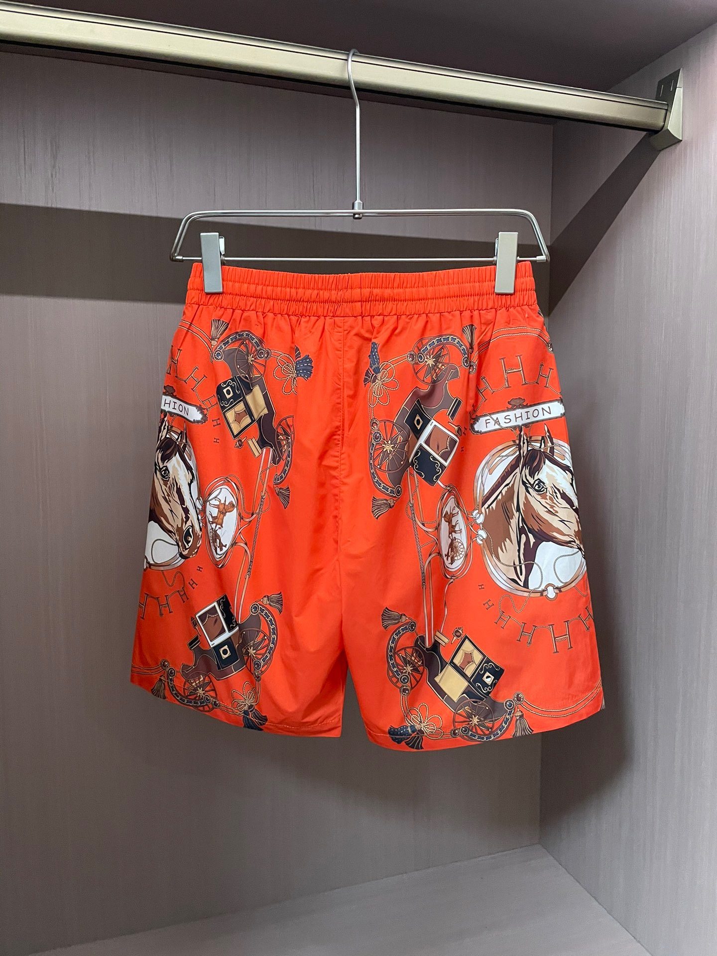 The latest style of 2024 summer clothing, French casual beach shorts, quick-drying! The whole body features the classic brand pattern and logo design, exquisite and fashionable, with prominent visual effects, slimming and modifying the leg shape! Full of sportiness! Suitable for a wide range of people and not picky! Sports beach shorts. Customized high-density memory nylon fabric provided by customers, soft and delicate, breathable and comfortable. Simple yet highly sporty design.