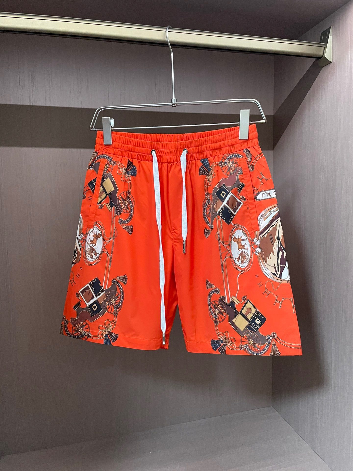 The latest style of 2024 summer clothing, French casual beach shorts, quick-drying! The whole body features the classic brand pattern and logo design, exquisite and fashionable, with prominent visual effects, slimming and modifying the leg shape! Full of sportiness! Suitable for a wide range of people and not picky! Sports beach shorts. Customized high-density memory nylon fabric provided by customers, soft and delicate, breathable and comfortable. Simple yet highly sporty design.