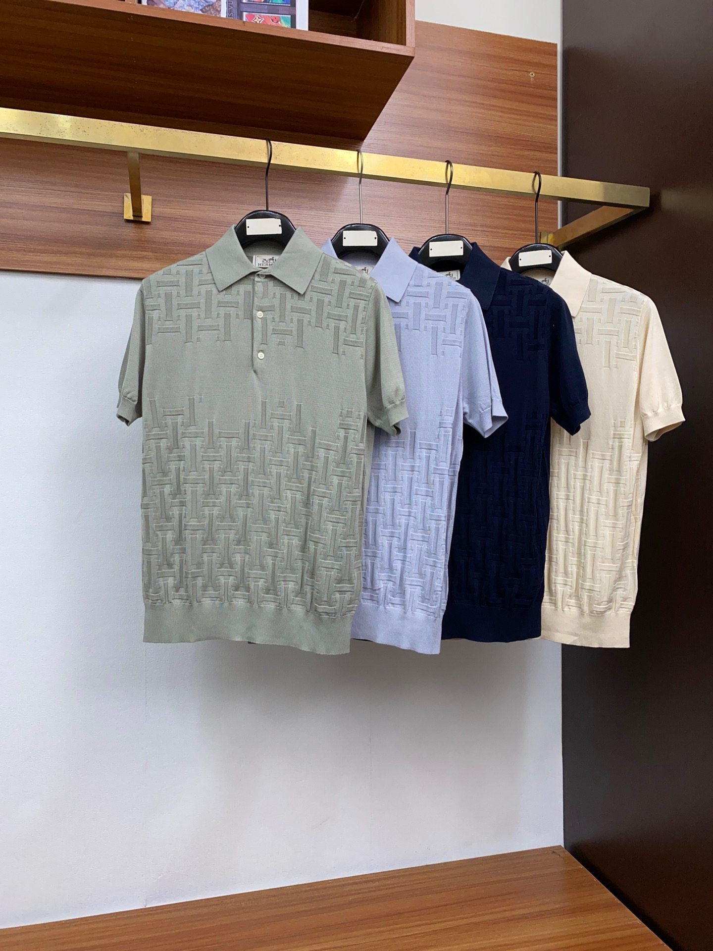 2024Ss summer new product, classic and fashionable knitted POLO shirt! Fashion item design ✅ is more fashionable and comfortable, custom-made to high standards, very stylish when worn, with customer-supplied accessories and customer-supplied imported high-end custom knitted fabric 🔥 The texture is very delicate, and the detail craftsmanship is exquisite and meticulous.