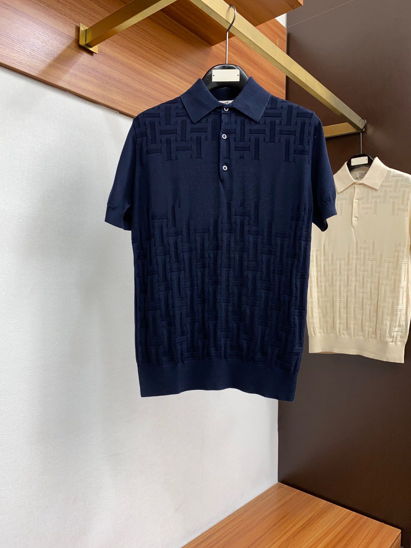 2024Ss summer new product, classic and fashionable knitted POLO shirt! Fashion item design ✅ is more fashionable and comfortable, custom-made to high standards, very stylish when worn, with customer-supplied accessories and customer-supplied imported high-end custom knitted fabric 🔥 The texture is very delicate, and the detail craftsmanship is exquisite and meticulous.